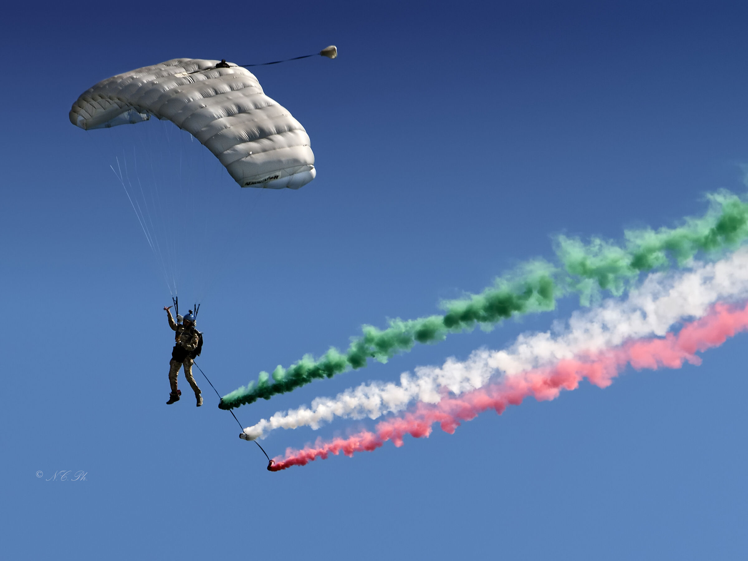 Paracadutista a.m. con fumogeni tricolore