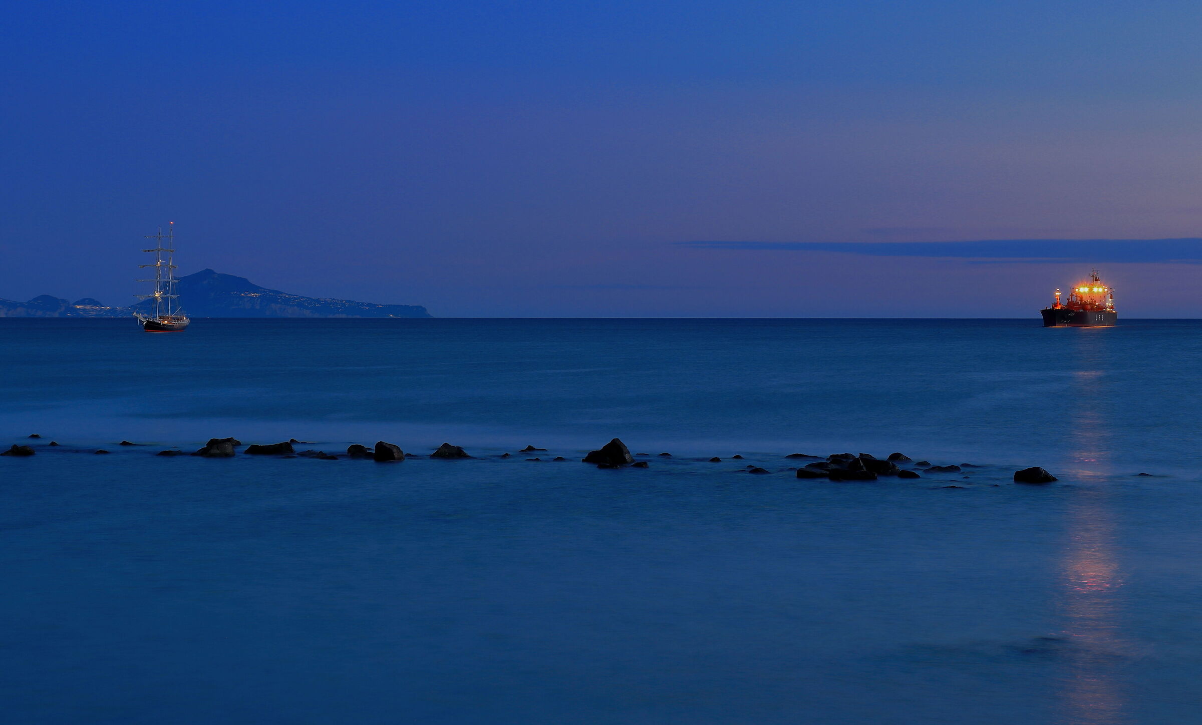 The calm sea of the evening