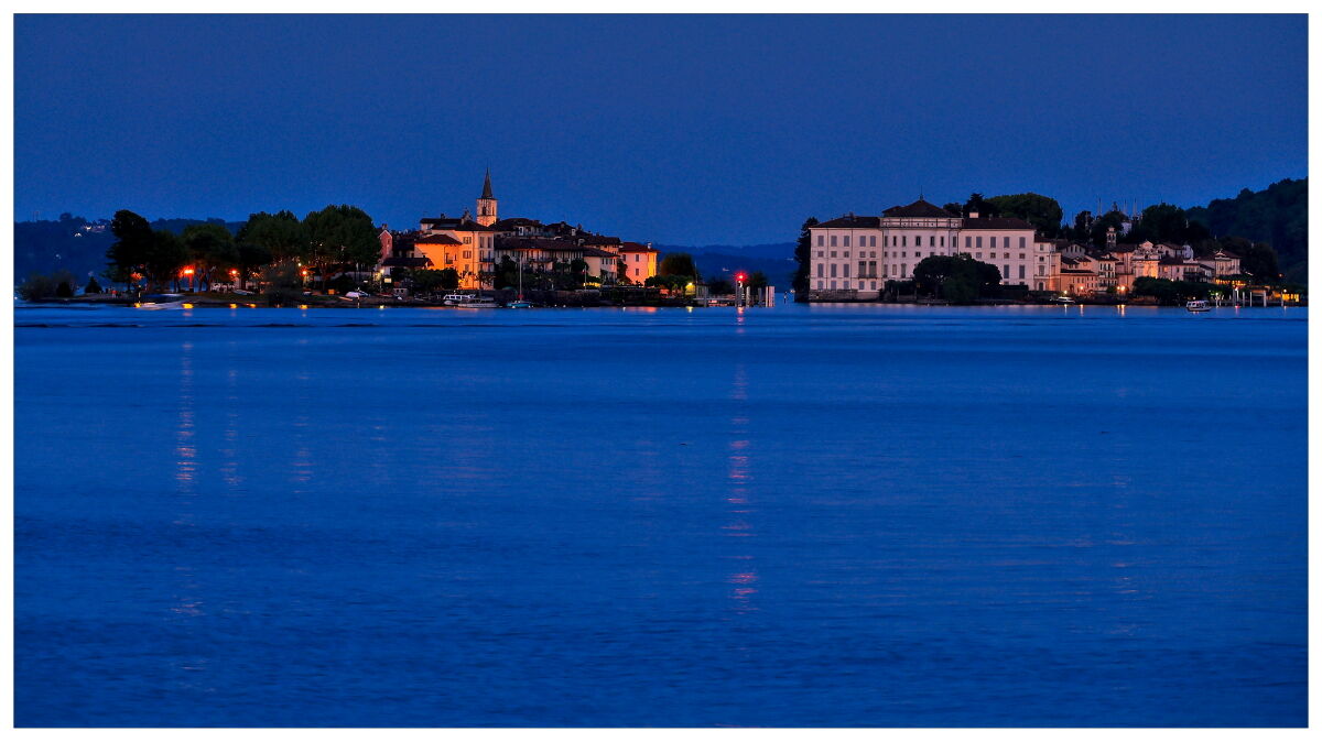 L'ora blu sul Lago Maggiore