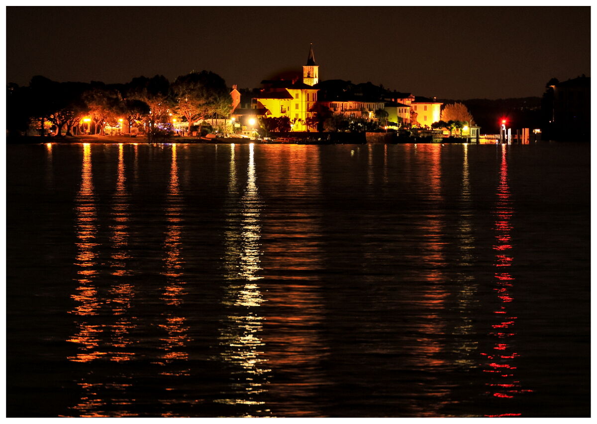 ... e sull'Isola dei Pescatori si accende la sera