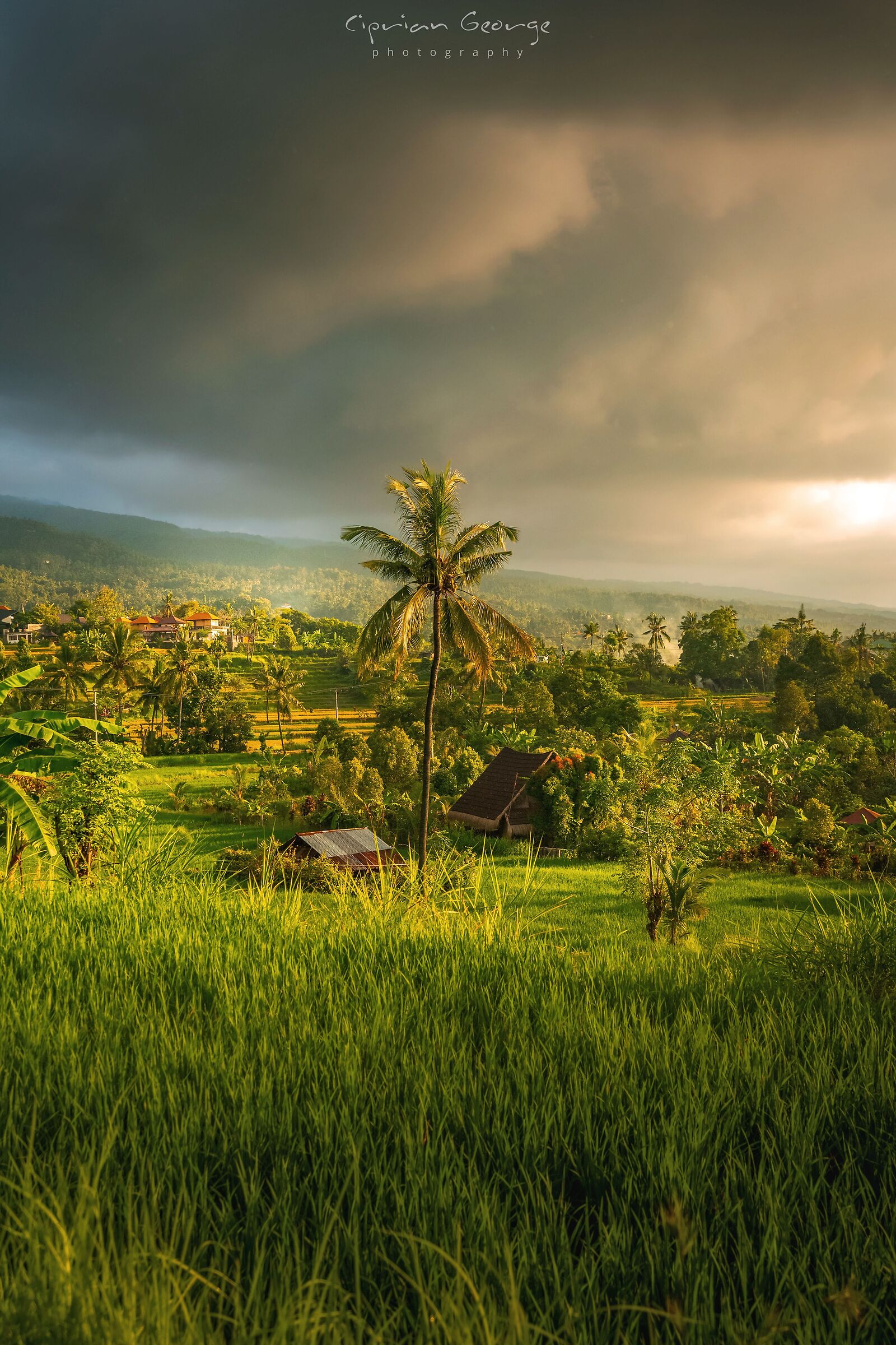 Tempesta in arrivo nel villaggio di Sambangan
