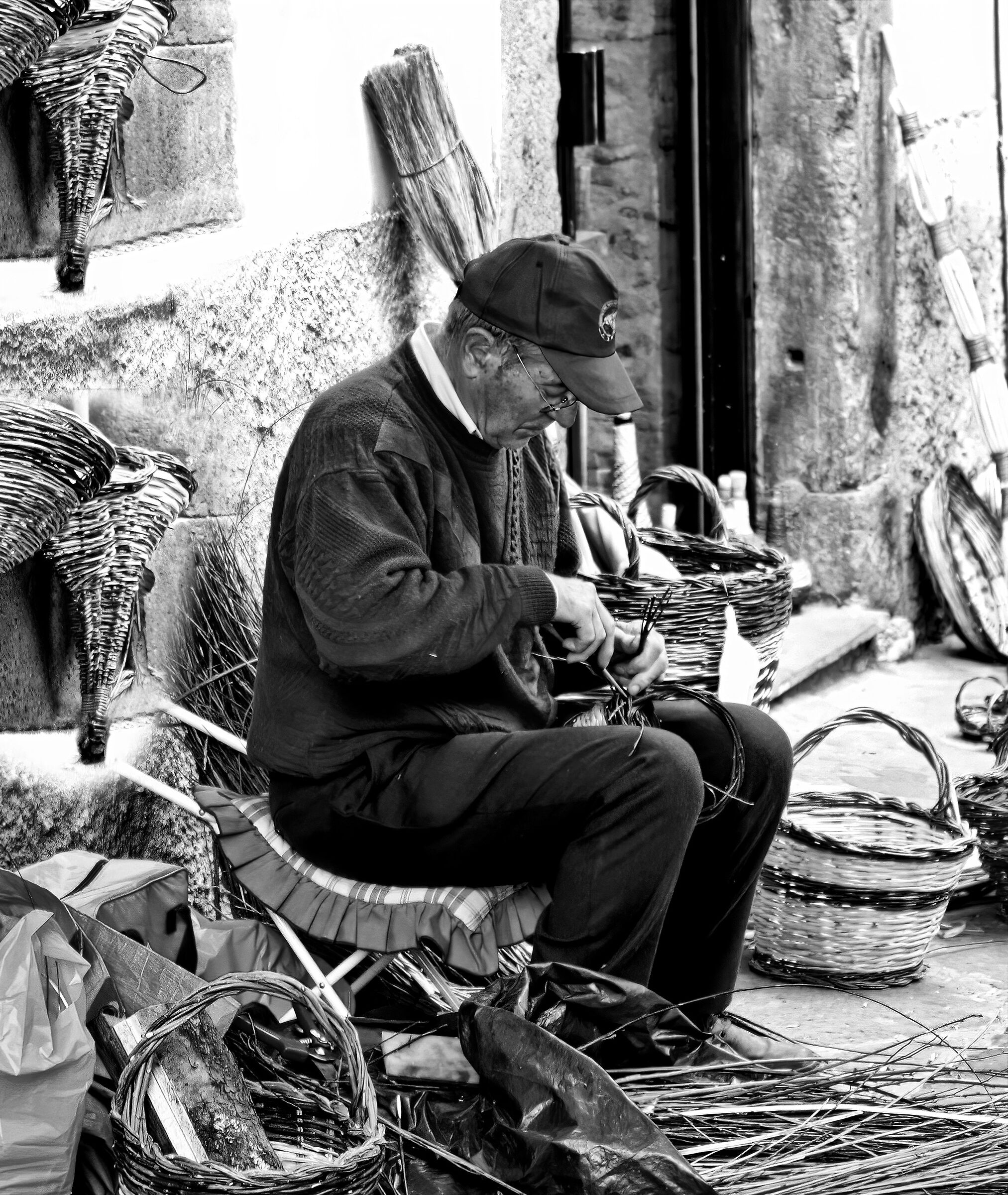 Un antico mestiere: il cestaio.
