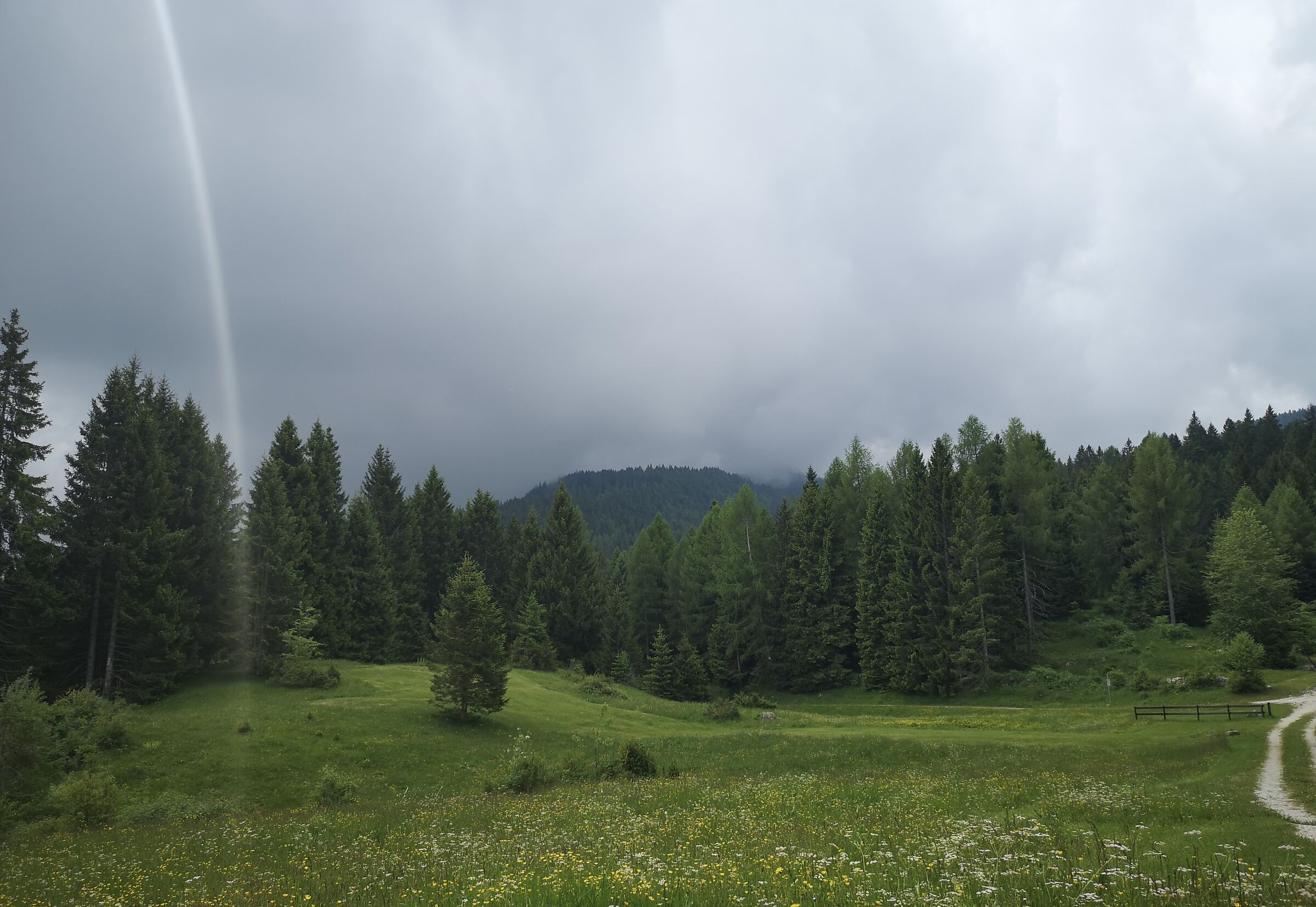 nuvole che salgono in vetta