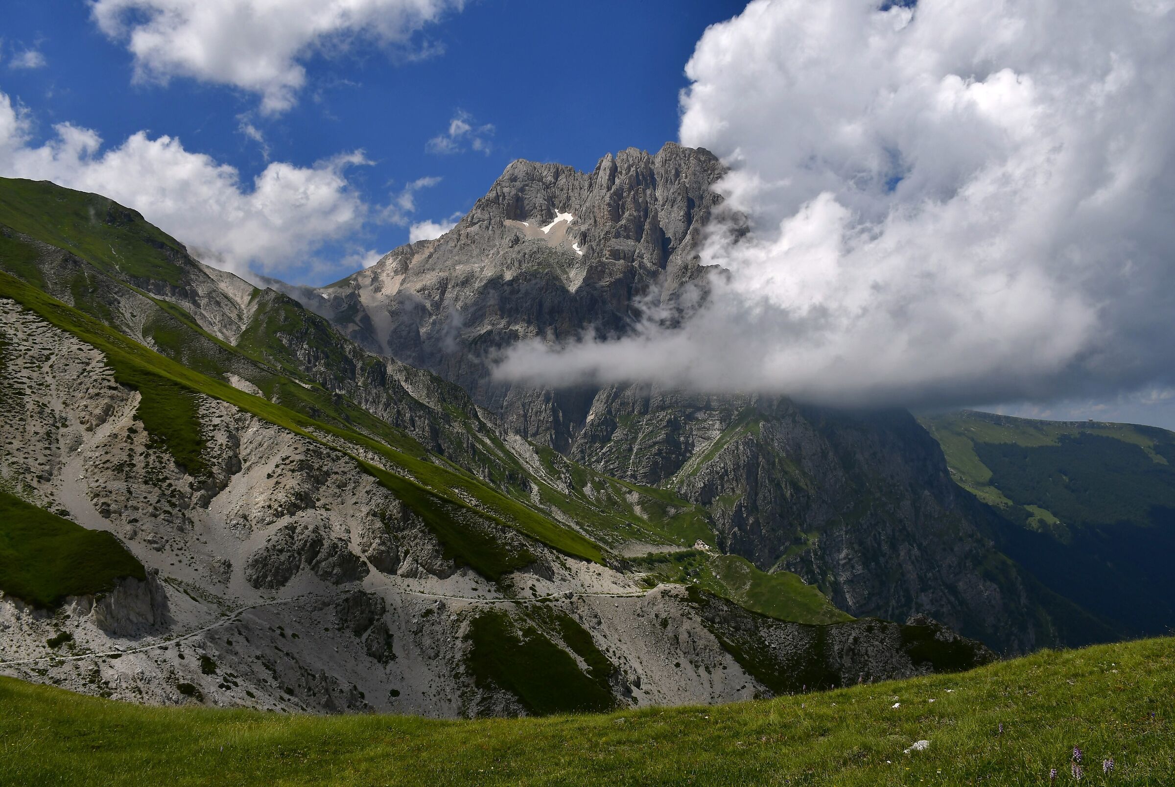 Sul sentiero per Vado di Corno: il miracolo roccioso...