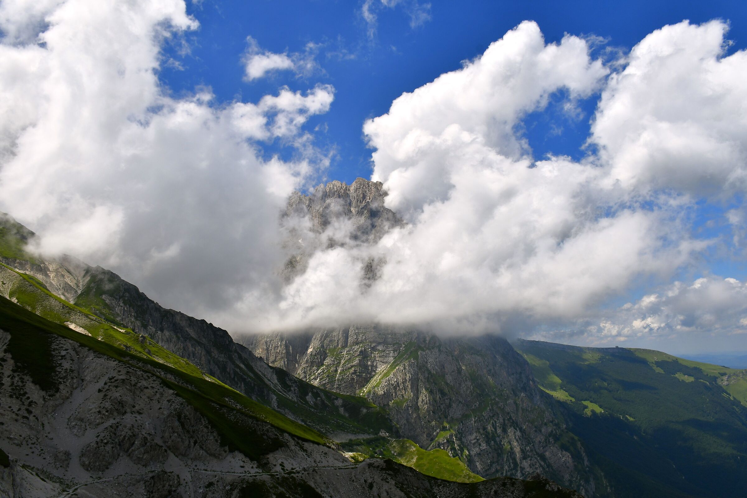 Sul sentiero per Vado di Corno: il miracolo roccioso...