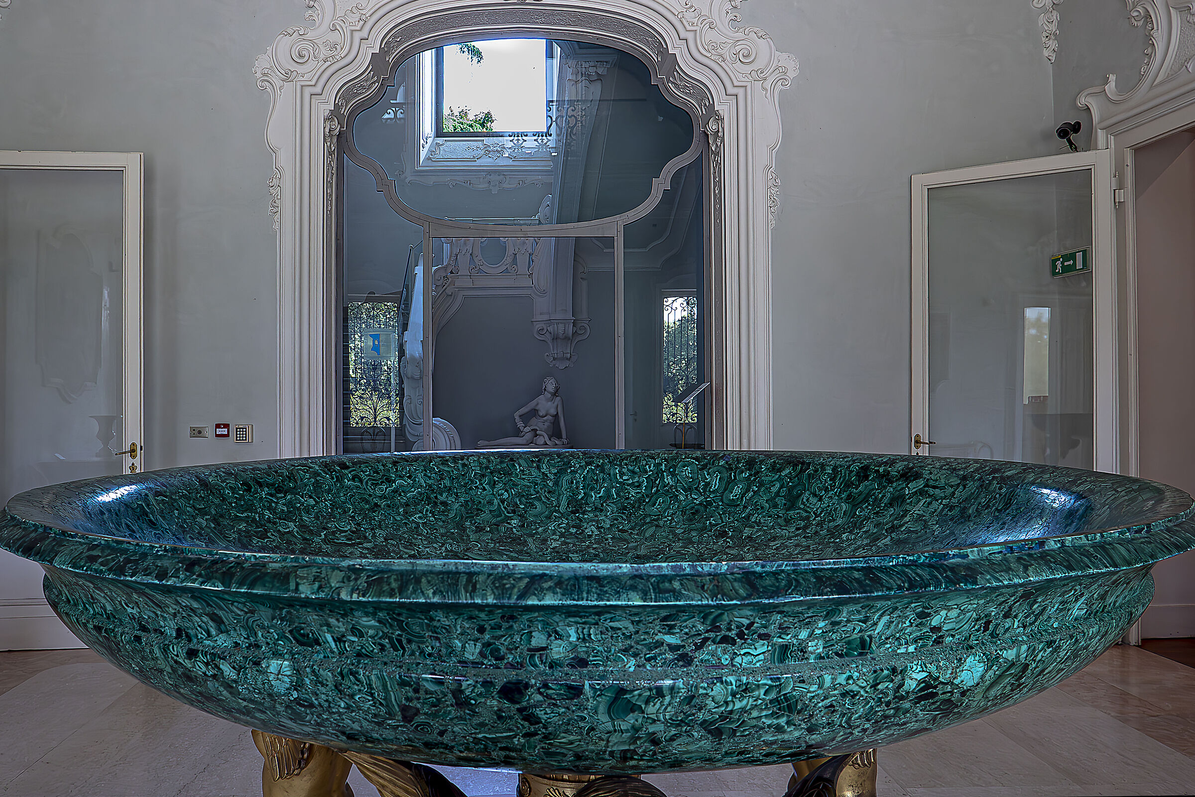 Particolare della grande coppa di malachite