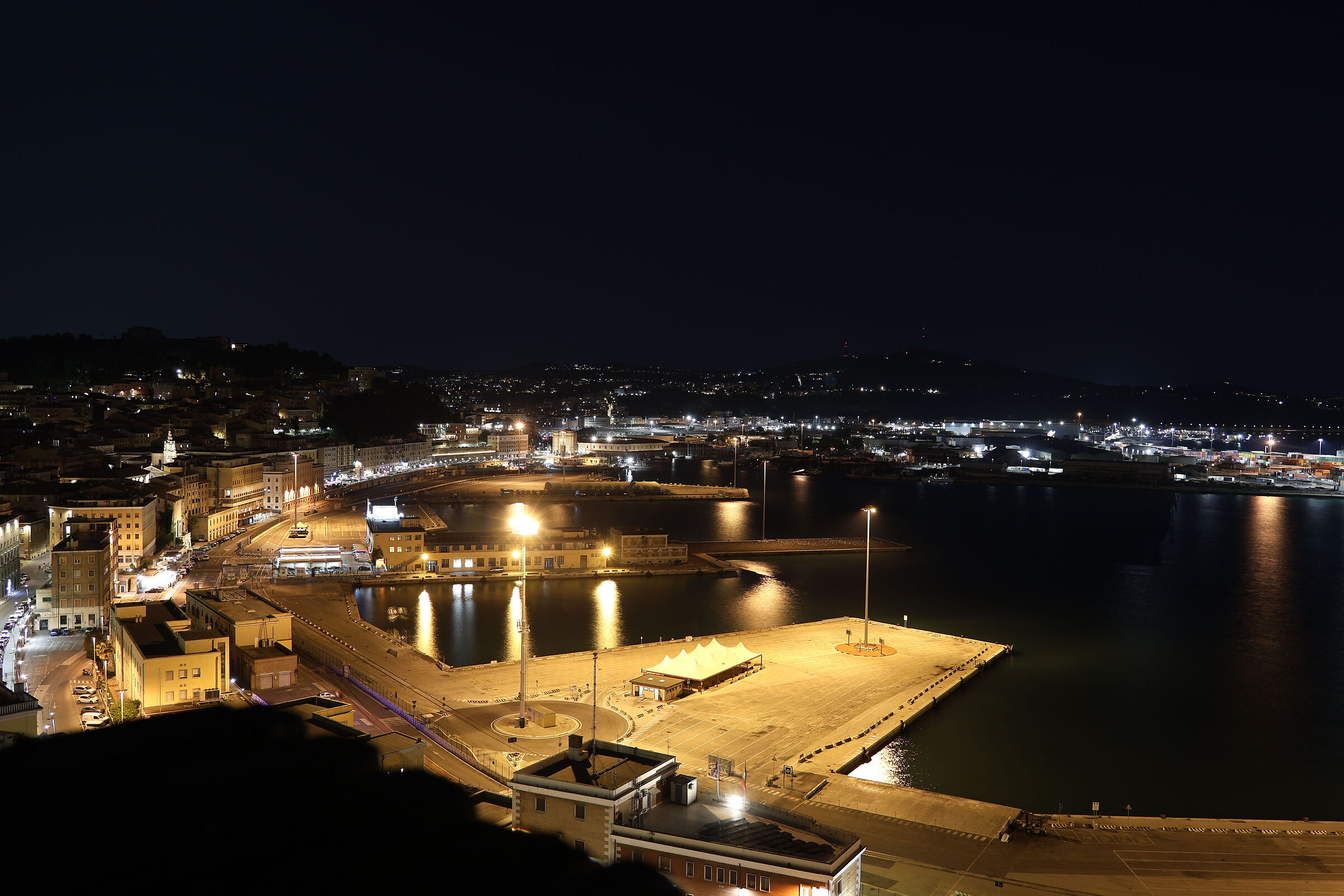Porto di Ancona notturno