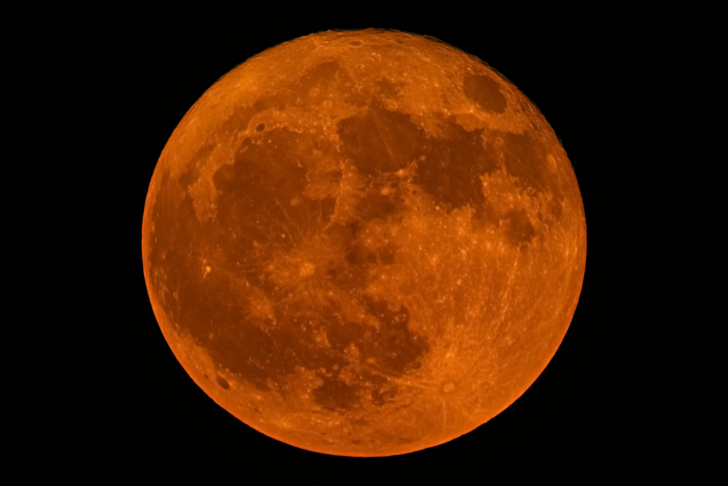 La luna piena delle fragole