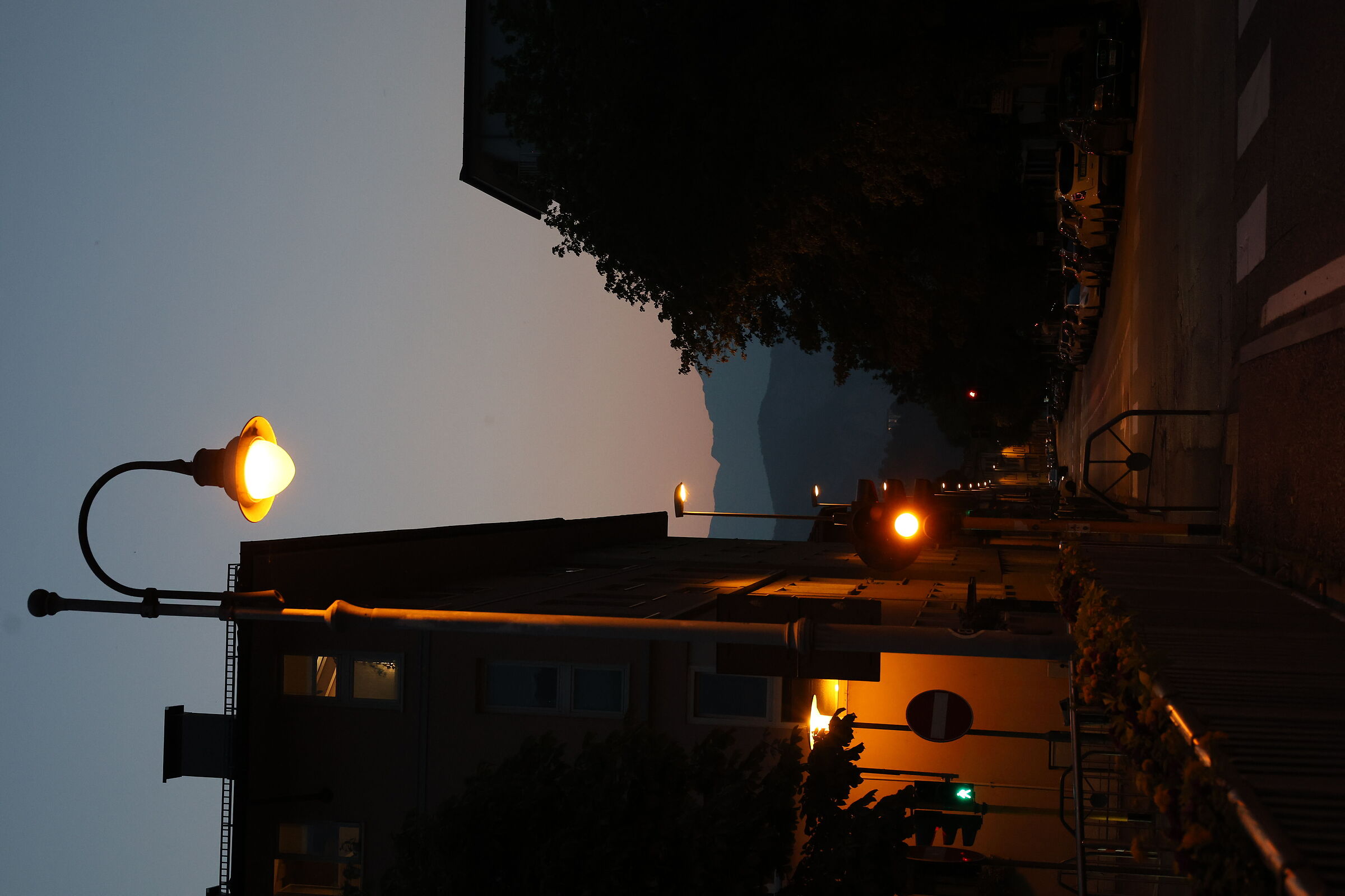 Profili delle montagne in fondo alla strada