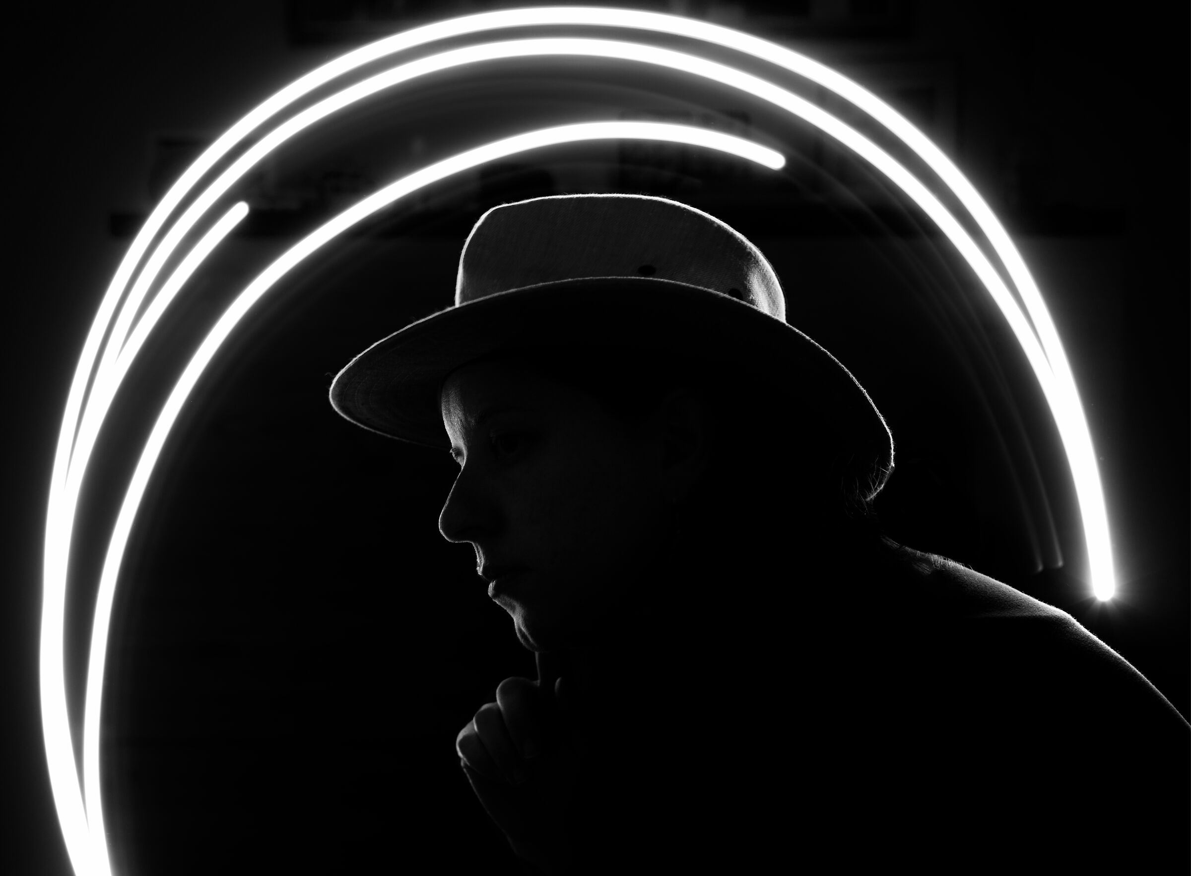 The hat, the earring and the mystery of light