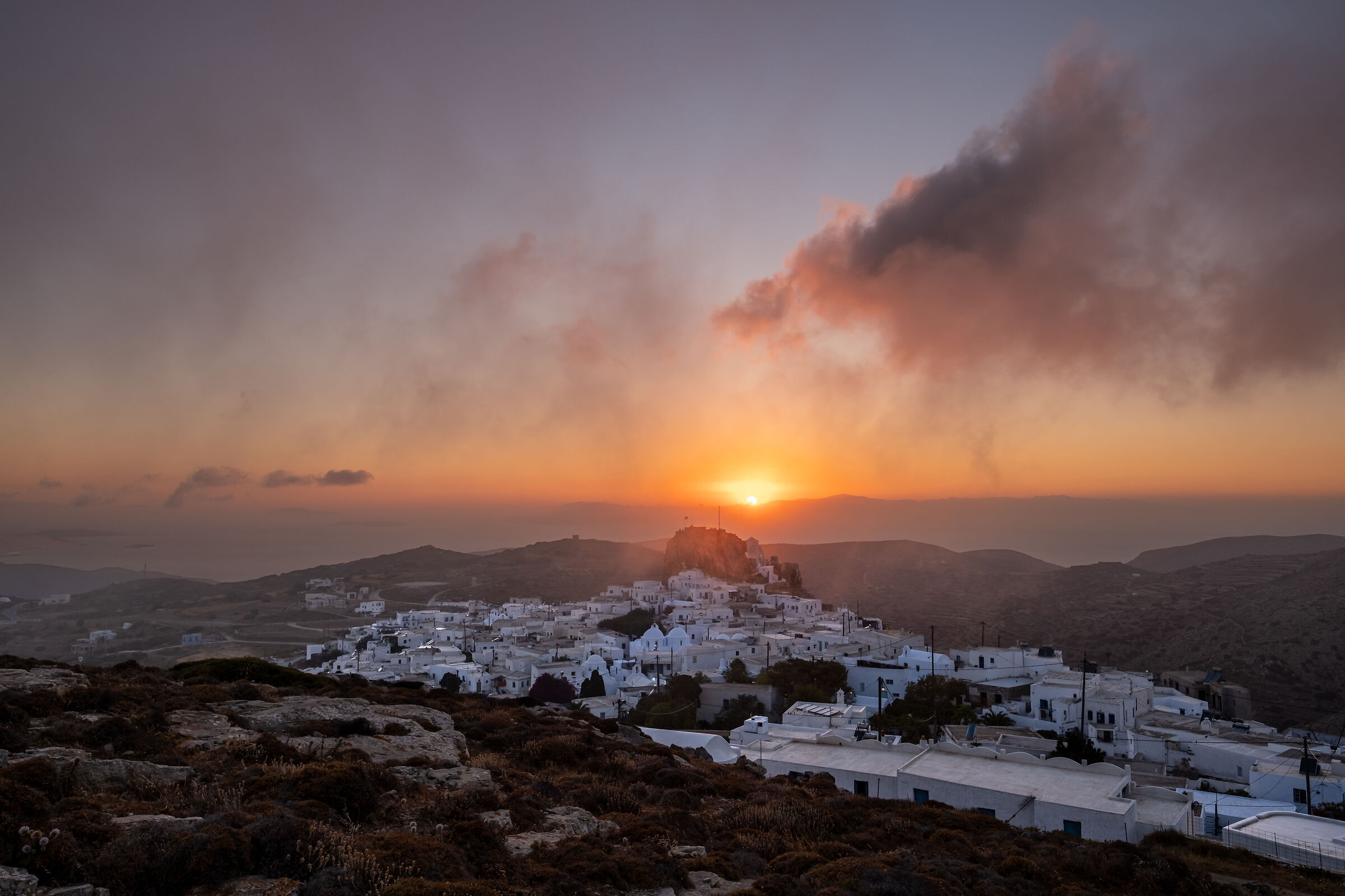 Tramonto e nuvole sulla Chora