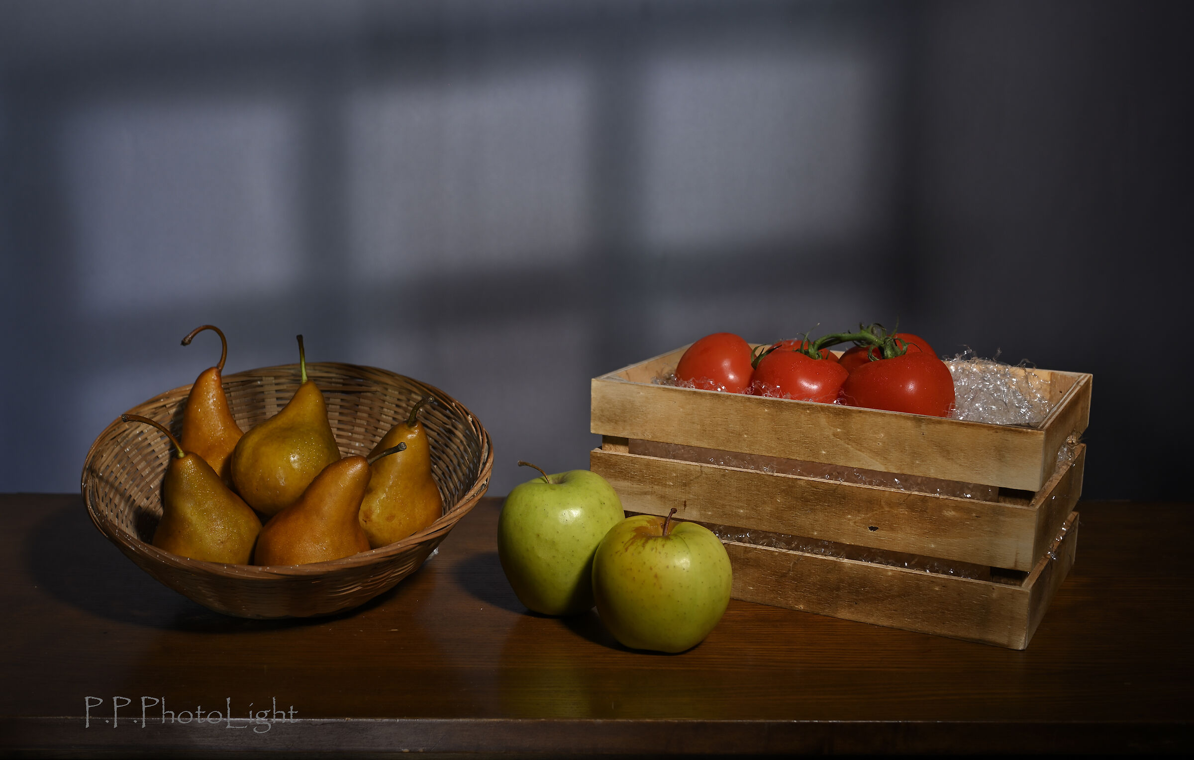 Knobs, pears and tomatoes