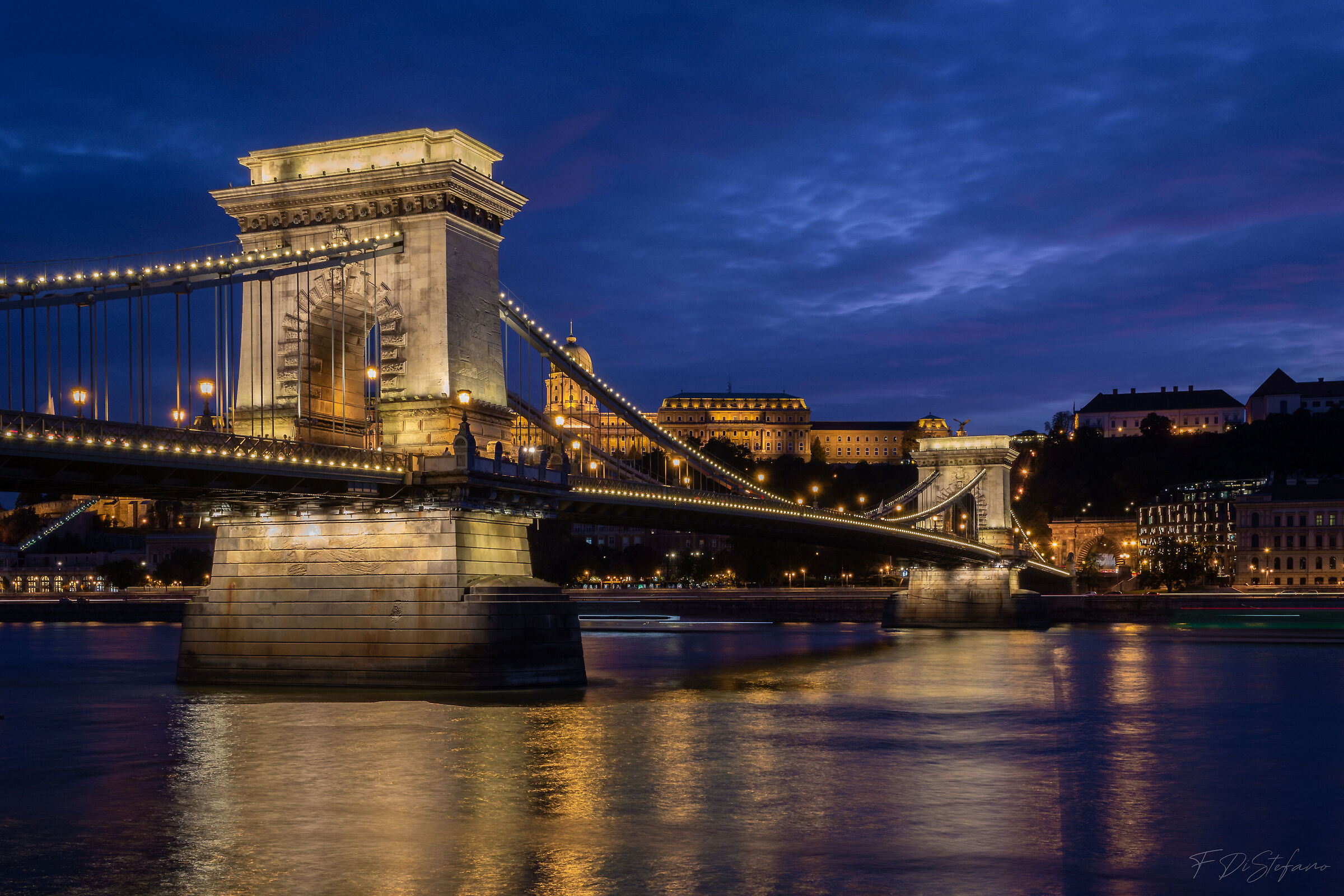 Ponte delle Catene ora blu