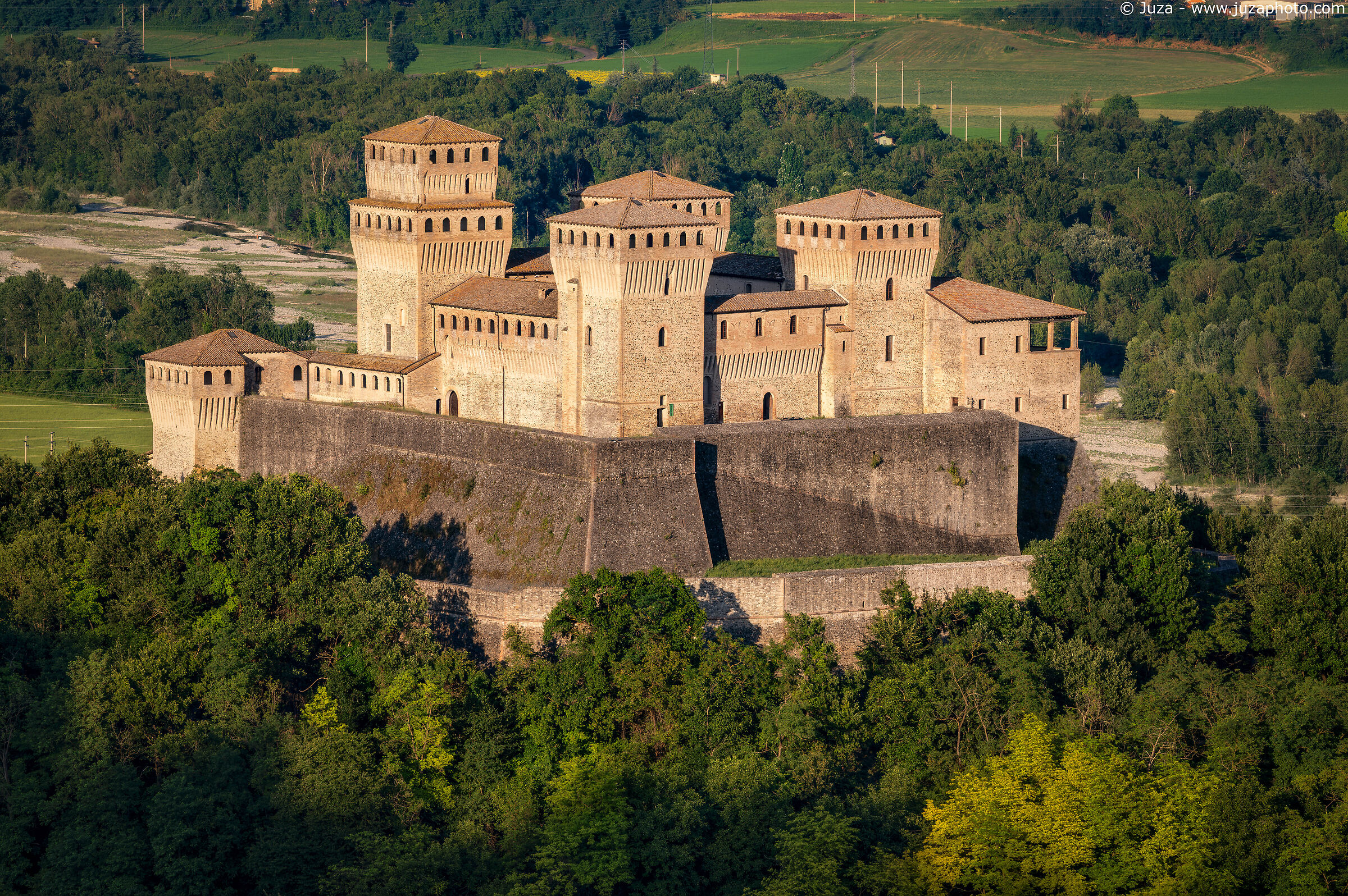 Il castello di Torrechiara tra il verde