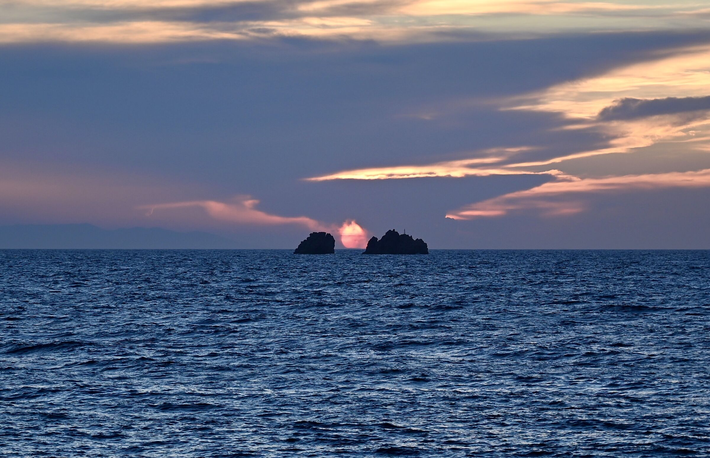 Tramonto tra nuvole e faraglioni