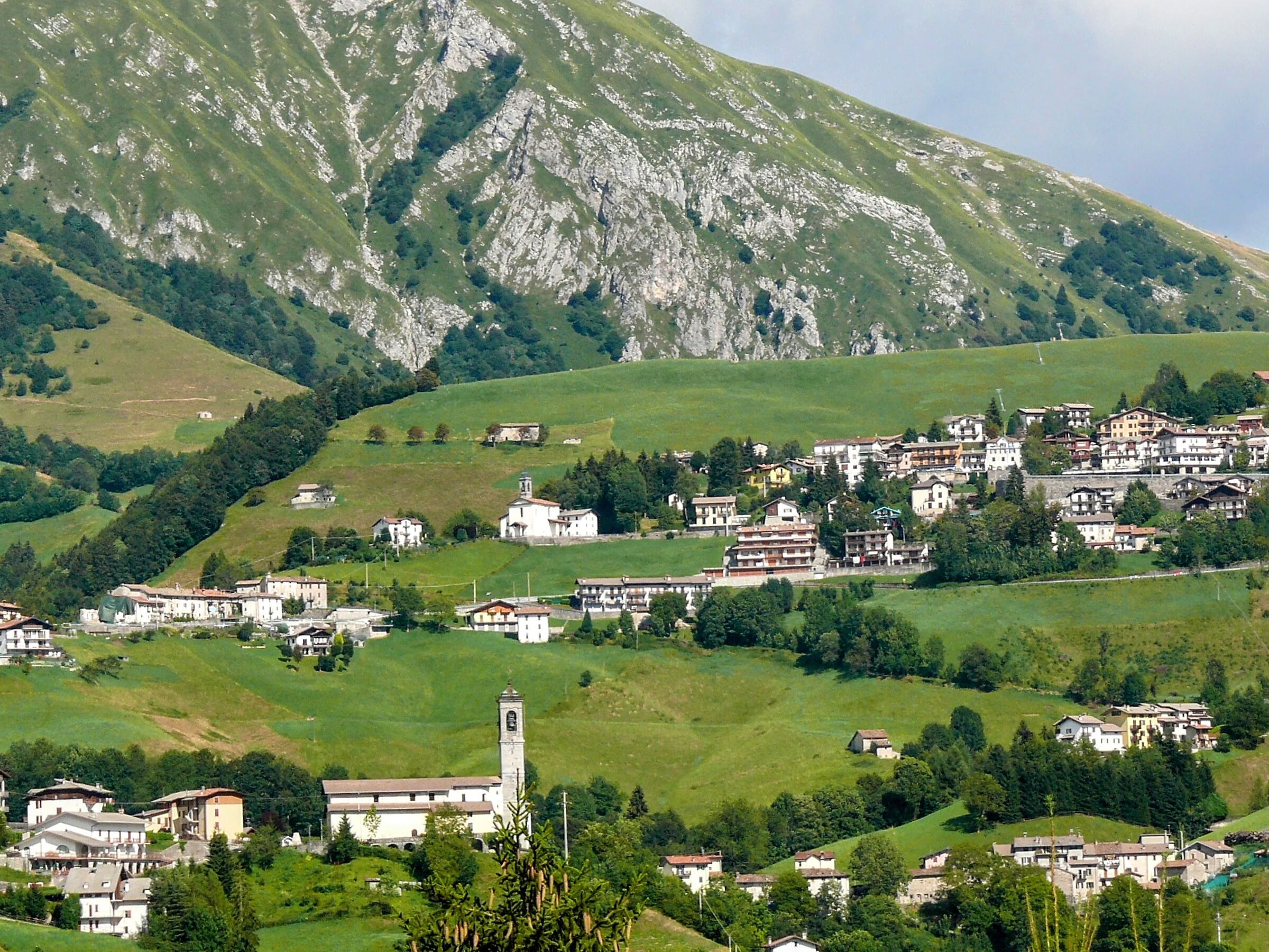 Due  chiese  sulla  stessa  linea