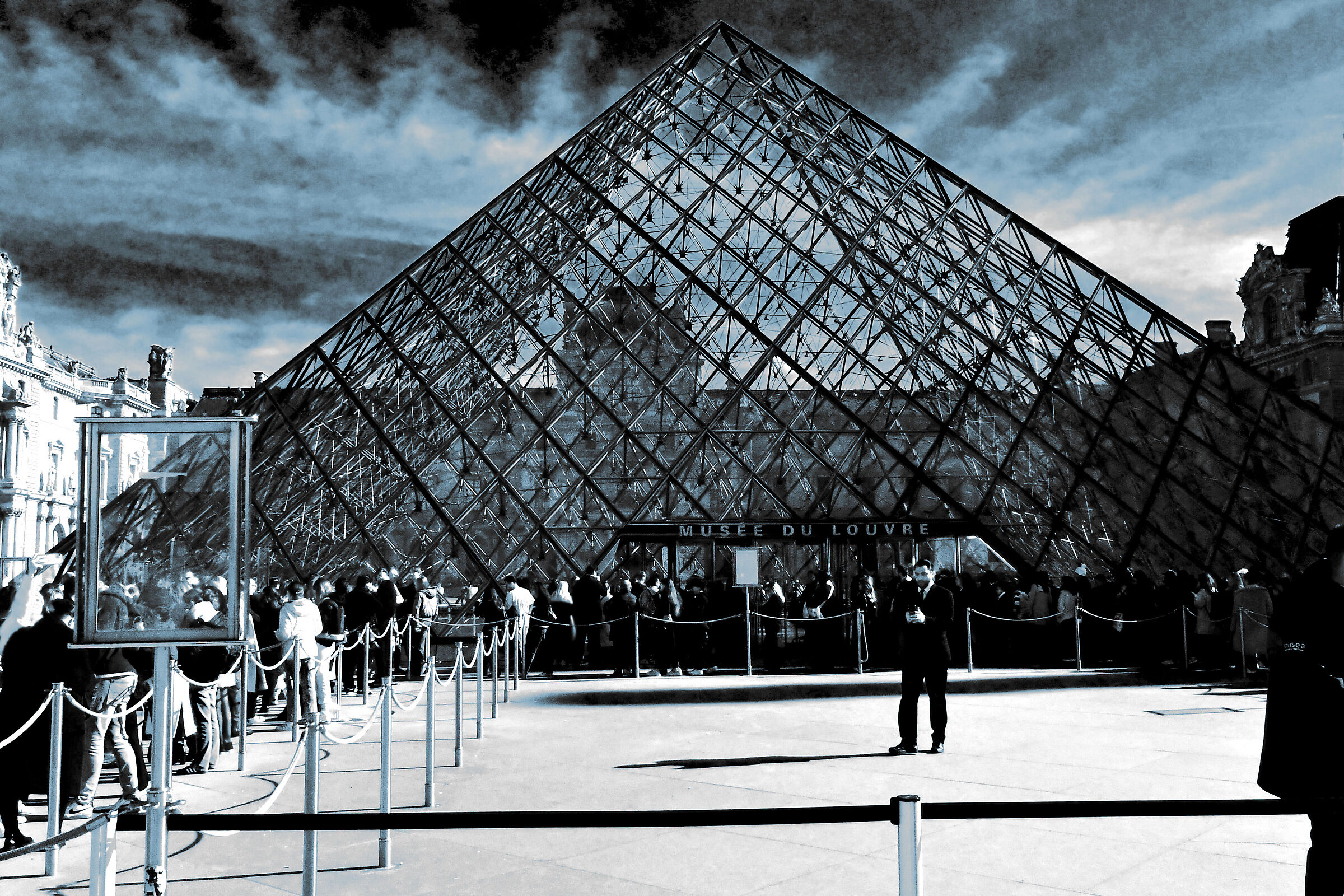 museo del louvre esterno