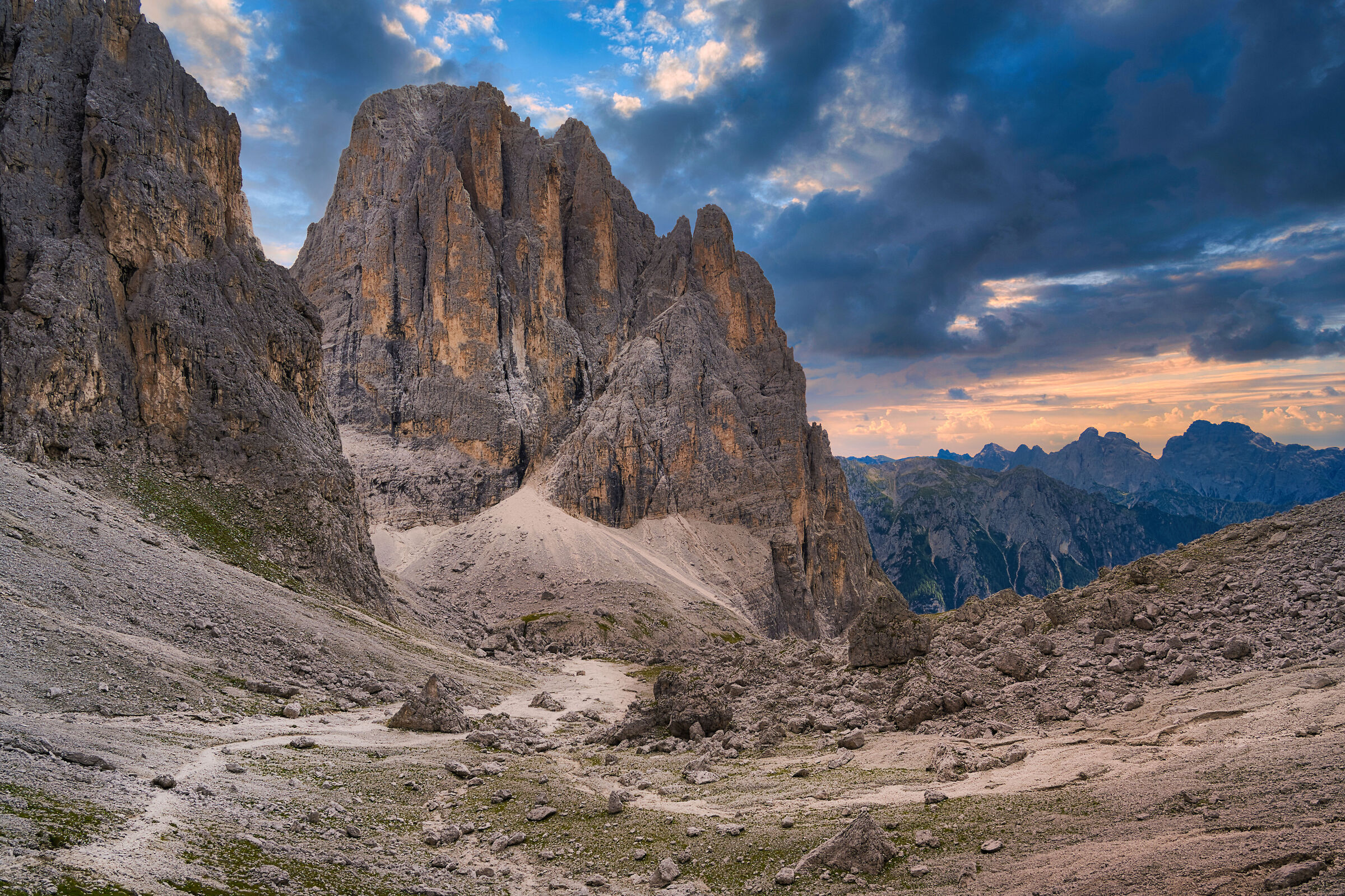 The sun sets towards Pradidali