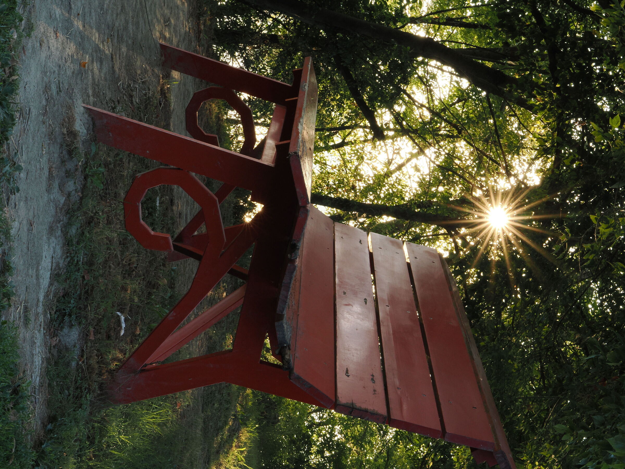 La grande panca rossa e la sua stella