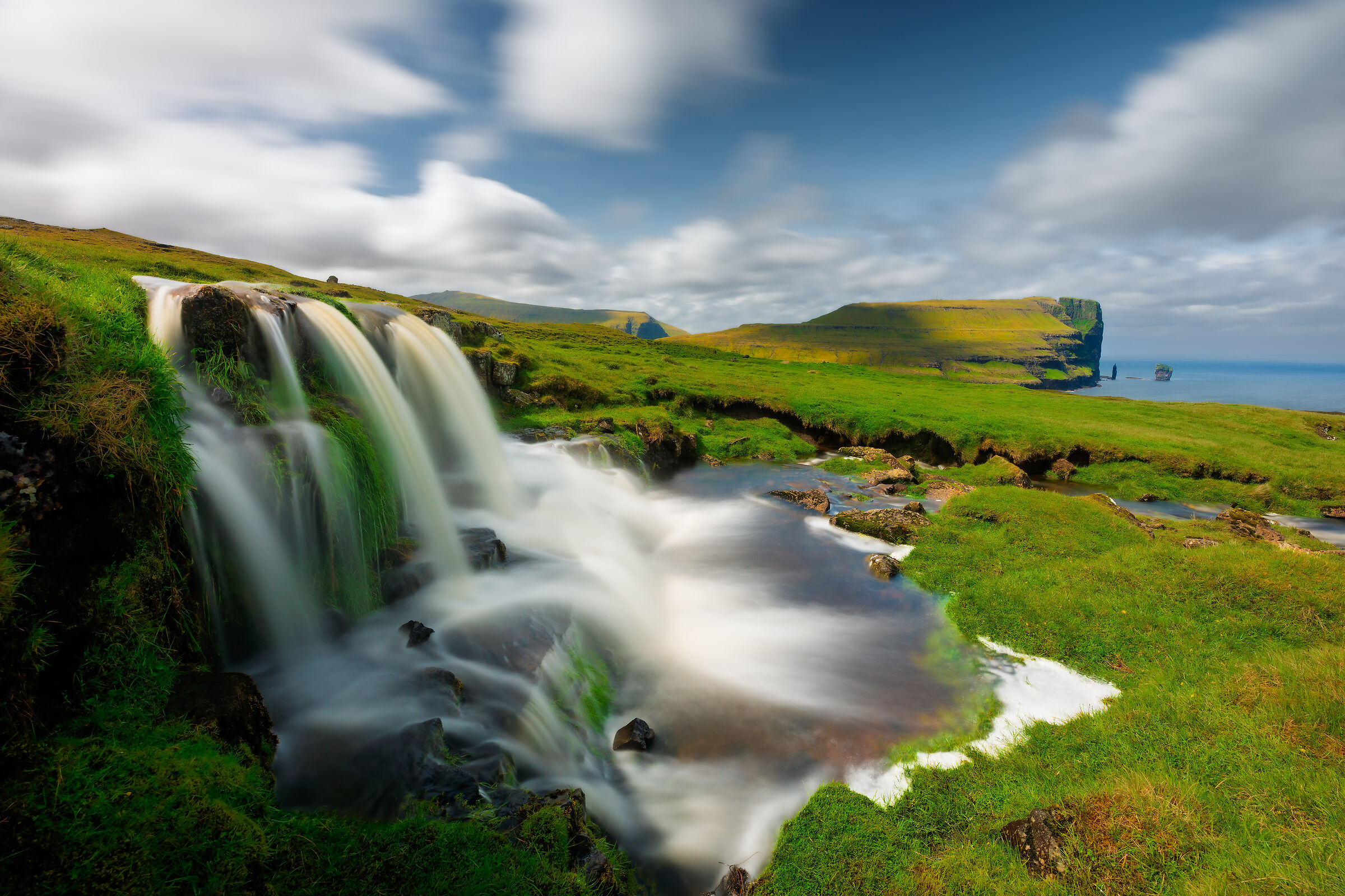 Risin og Kellingin far away