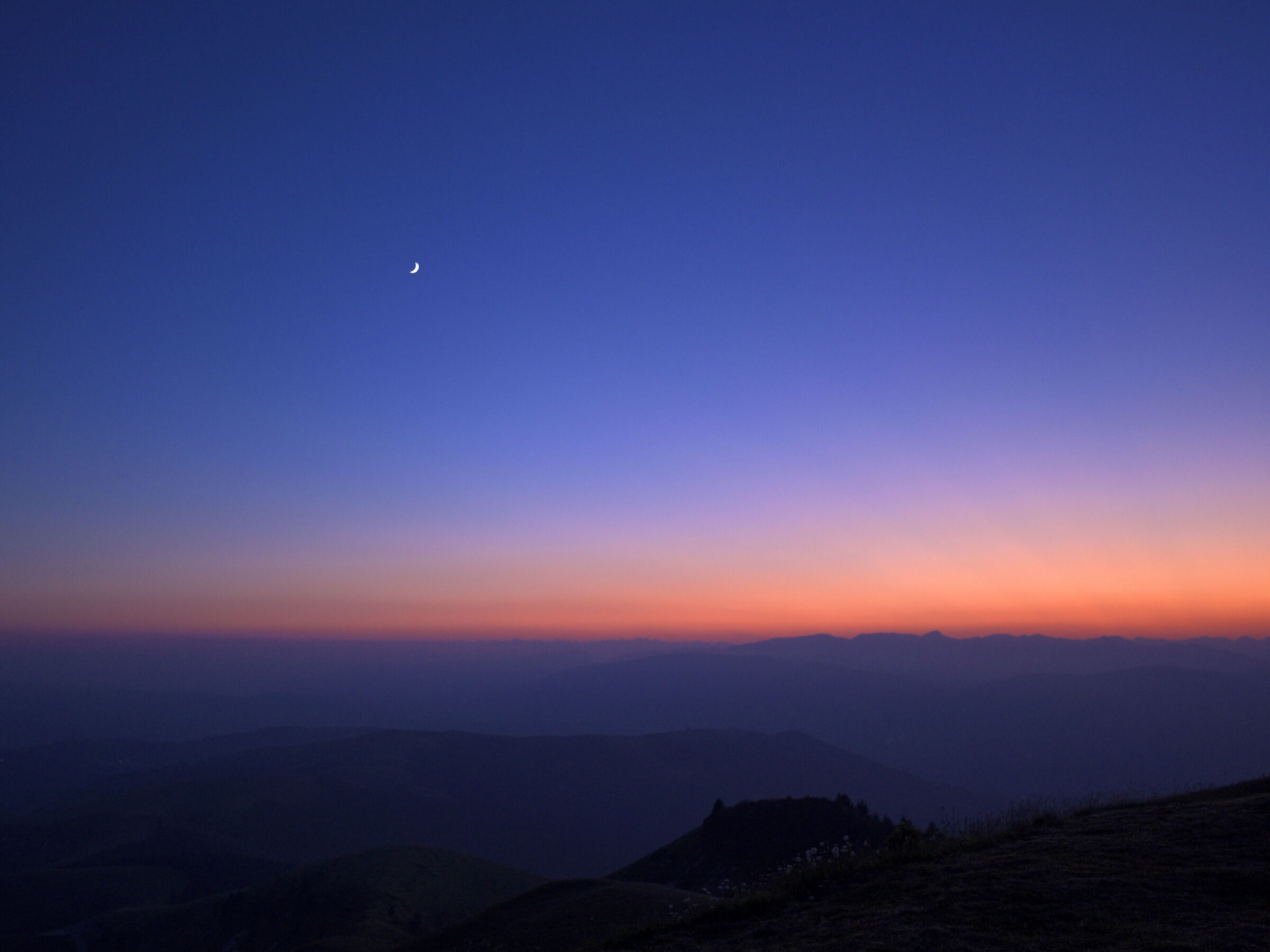 La luna ammirata dal tramonto montano