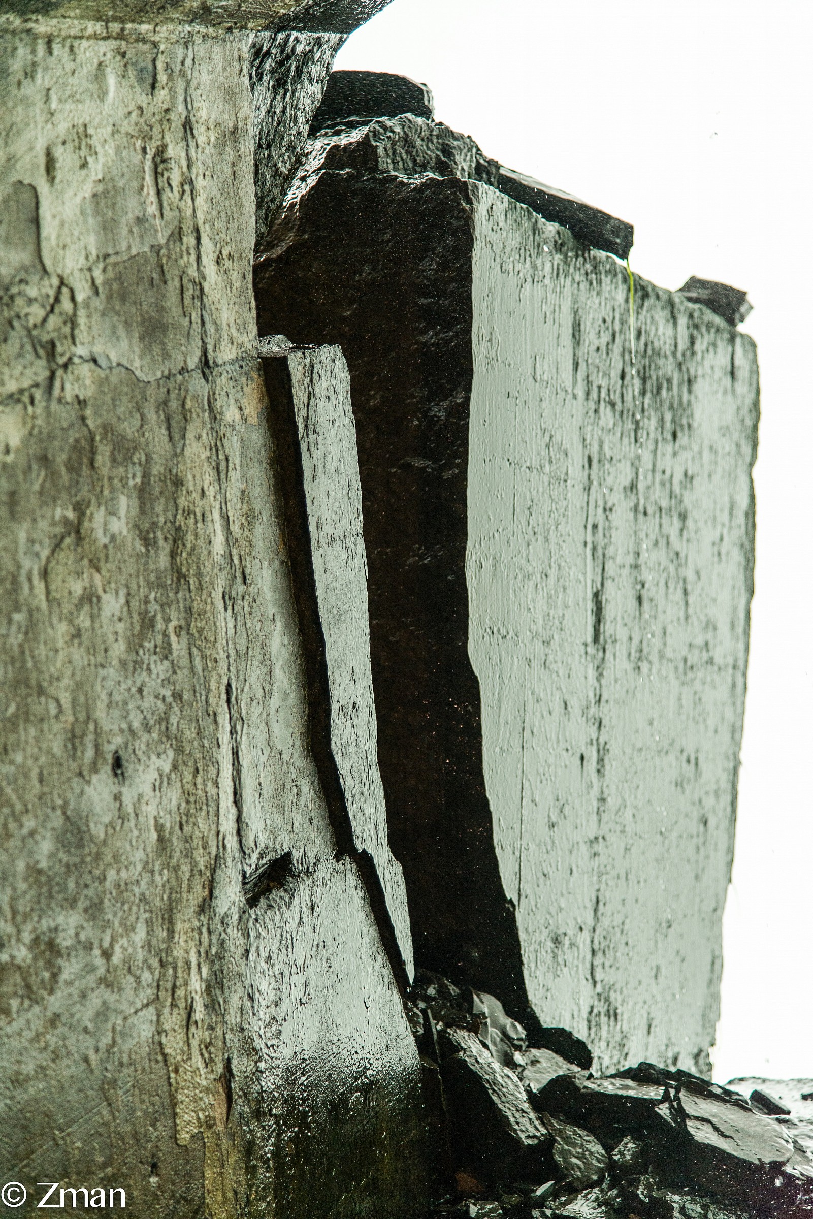 La forza di correre l'acqua ha rotto il Tunnel