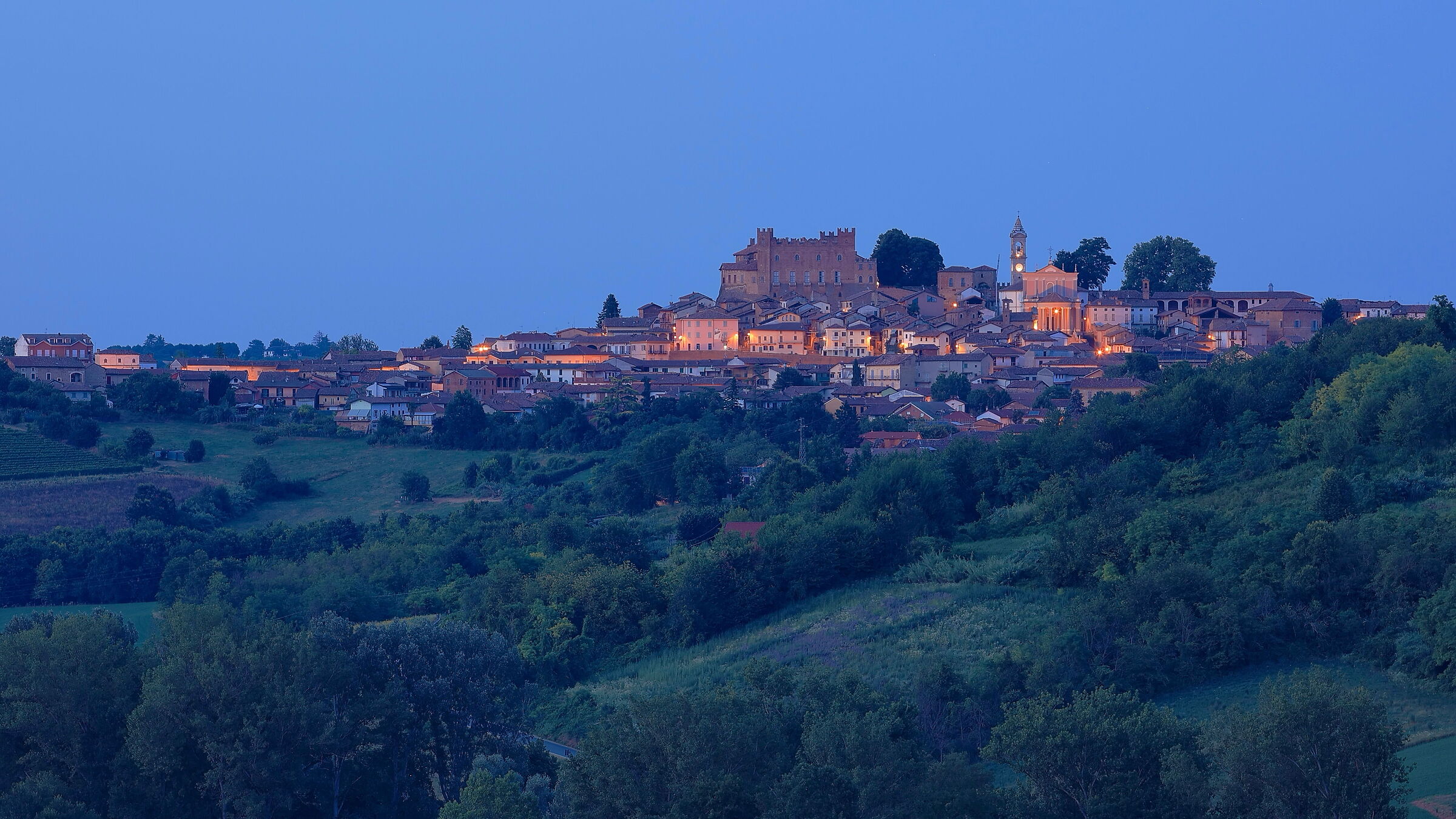 Montemagno, fortress of hills and silence