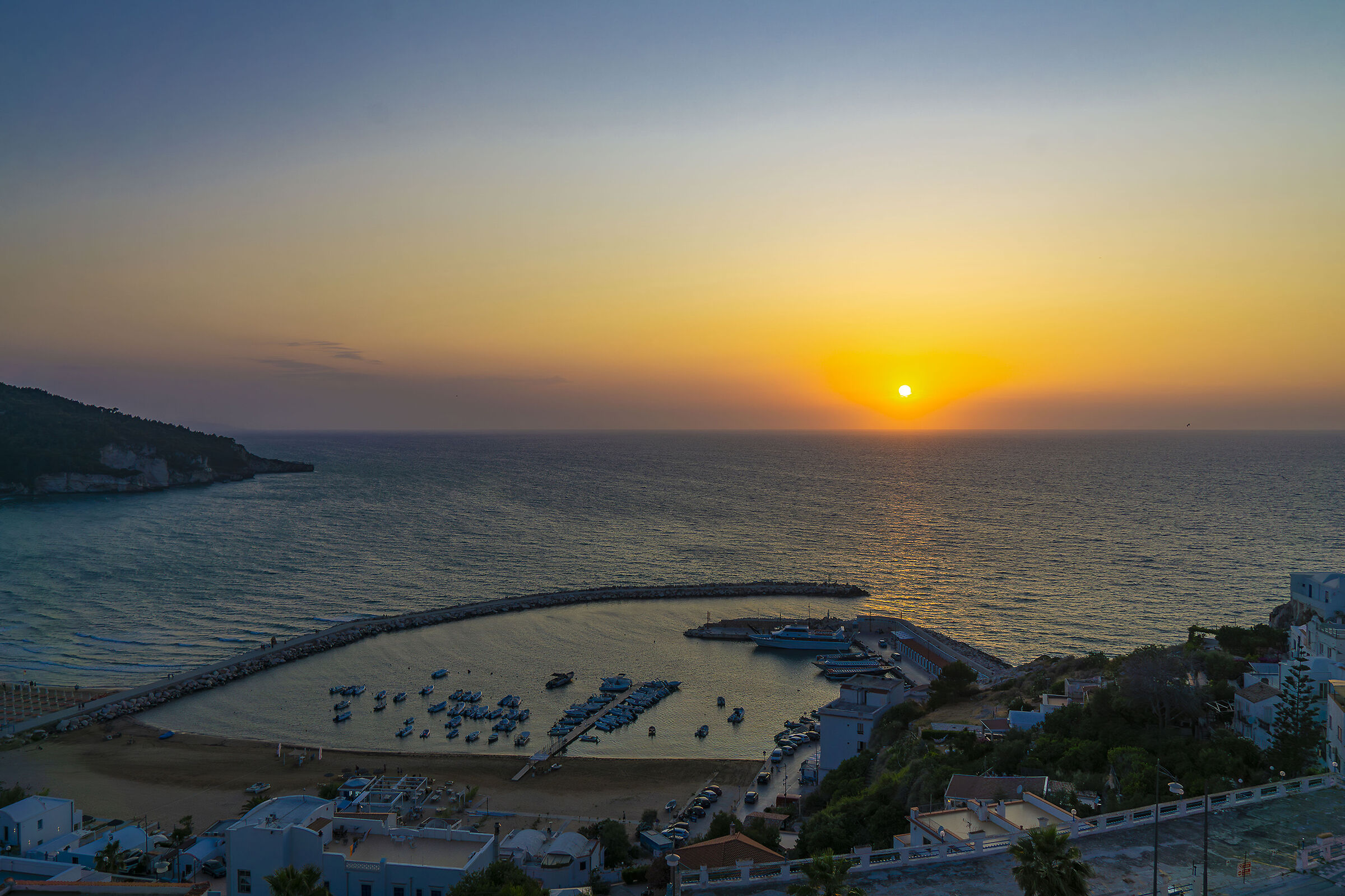 Porticciolo di Peschici al tramonto