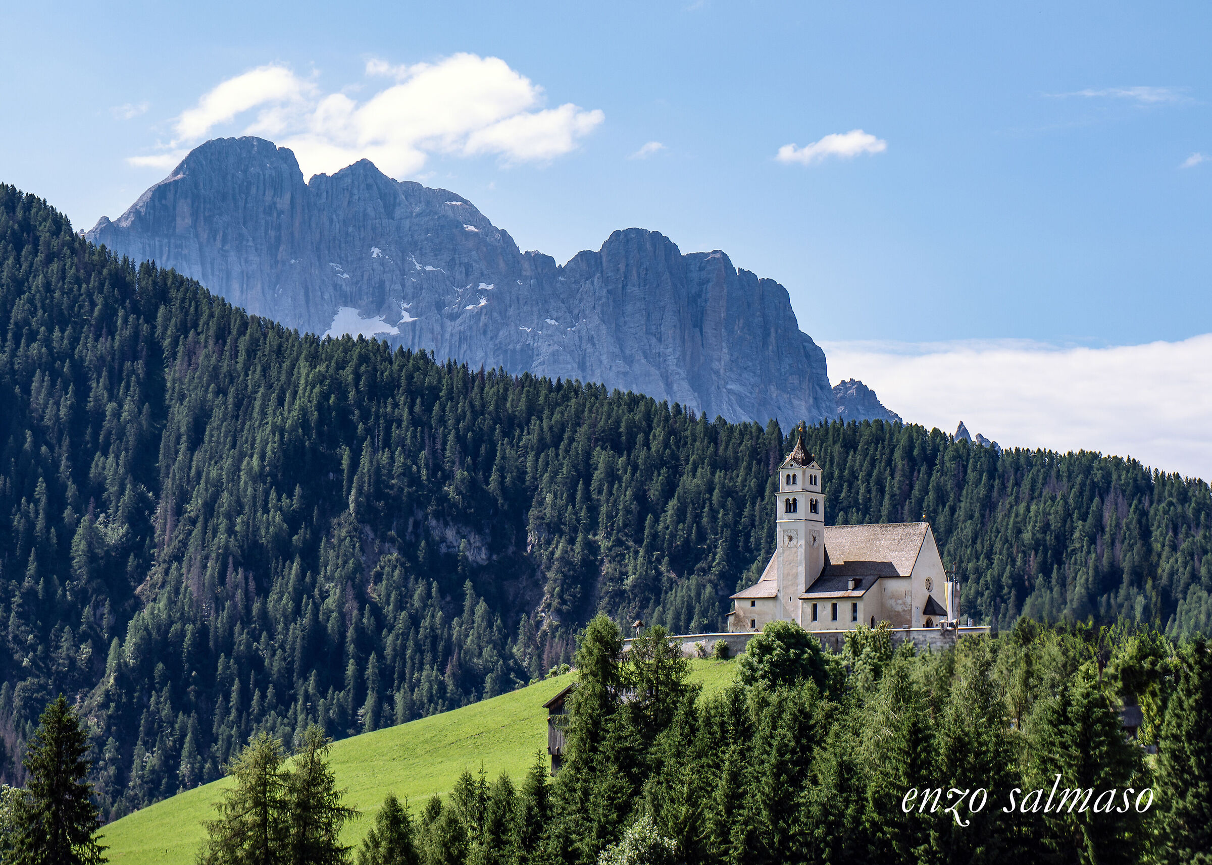 Chiesetta col Santa Lucia e monte Civetta