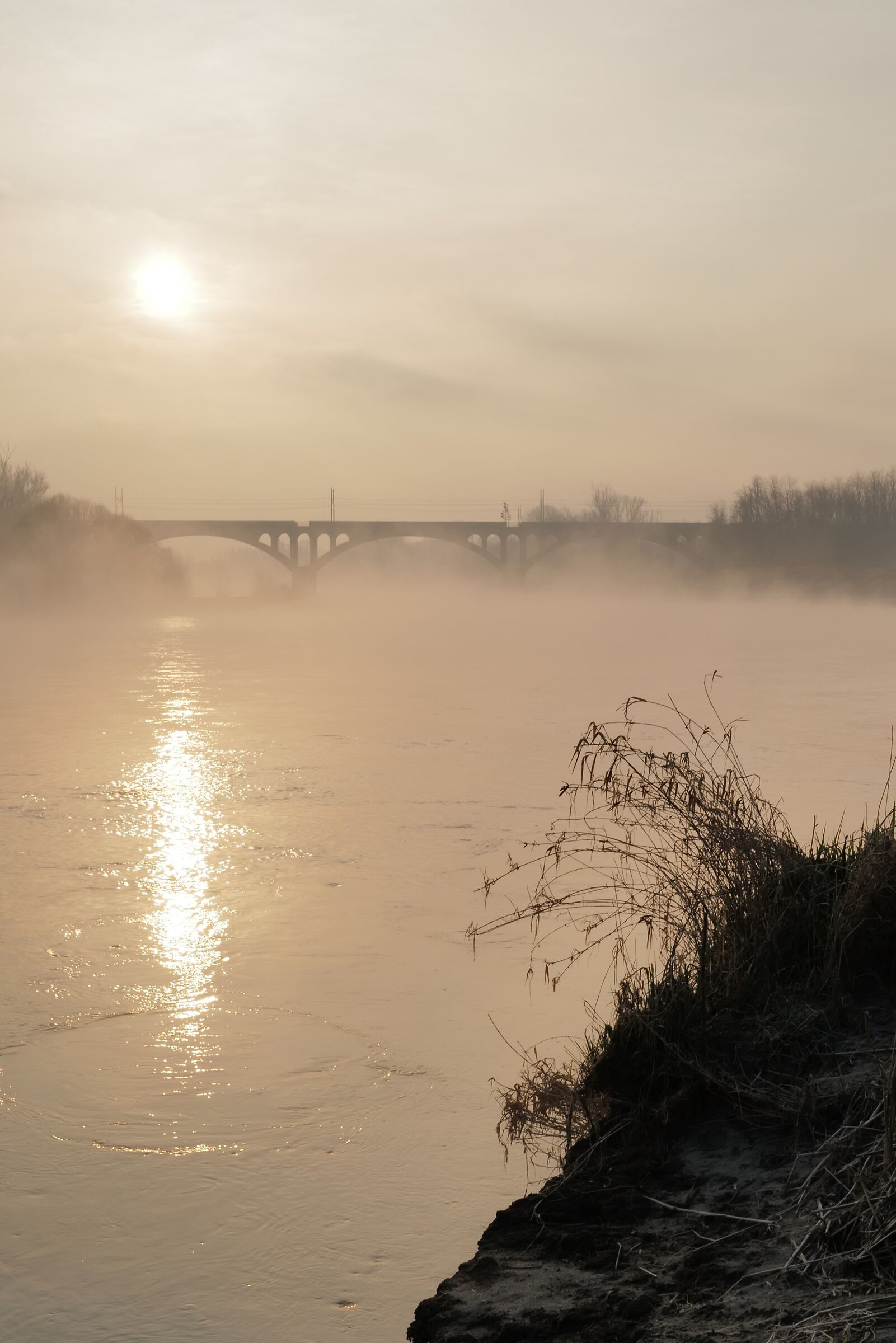Ticino, il ponte della ferrovia, mattina d'inverno