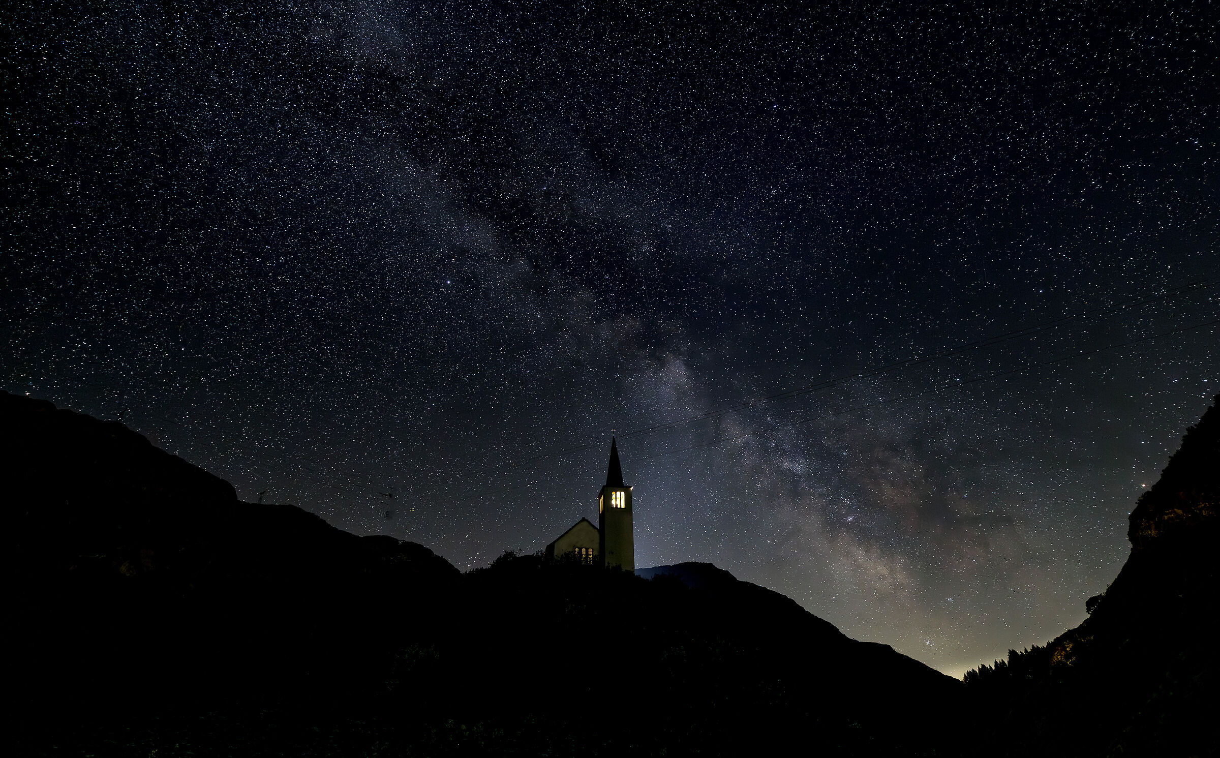 La chiesetta sul colle e la via Lattea