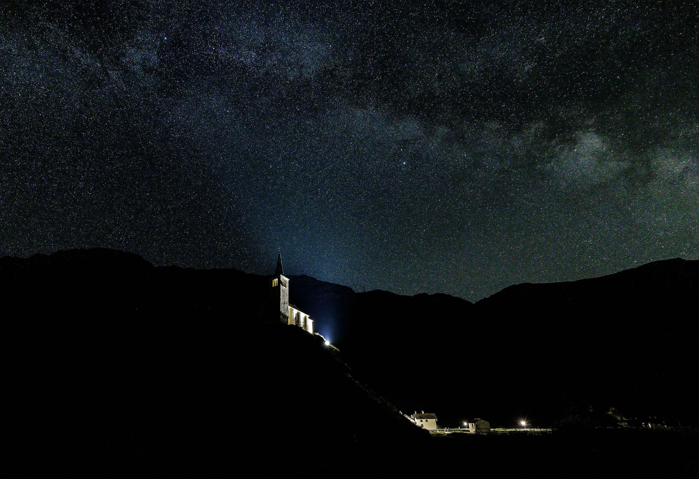La chiesetta sul colle sotto la via Lattea