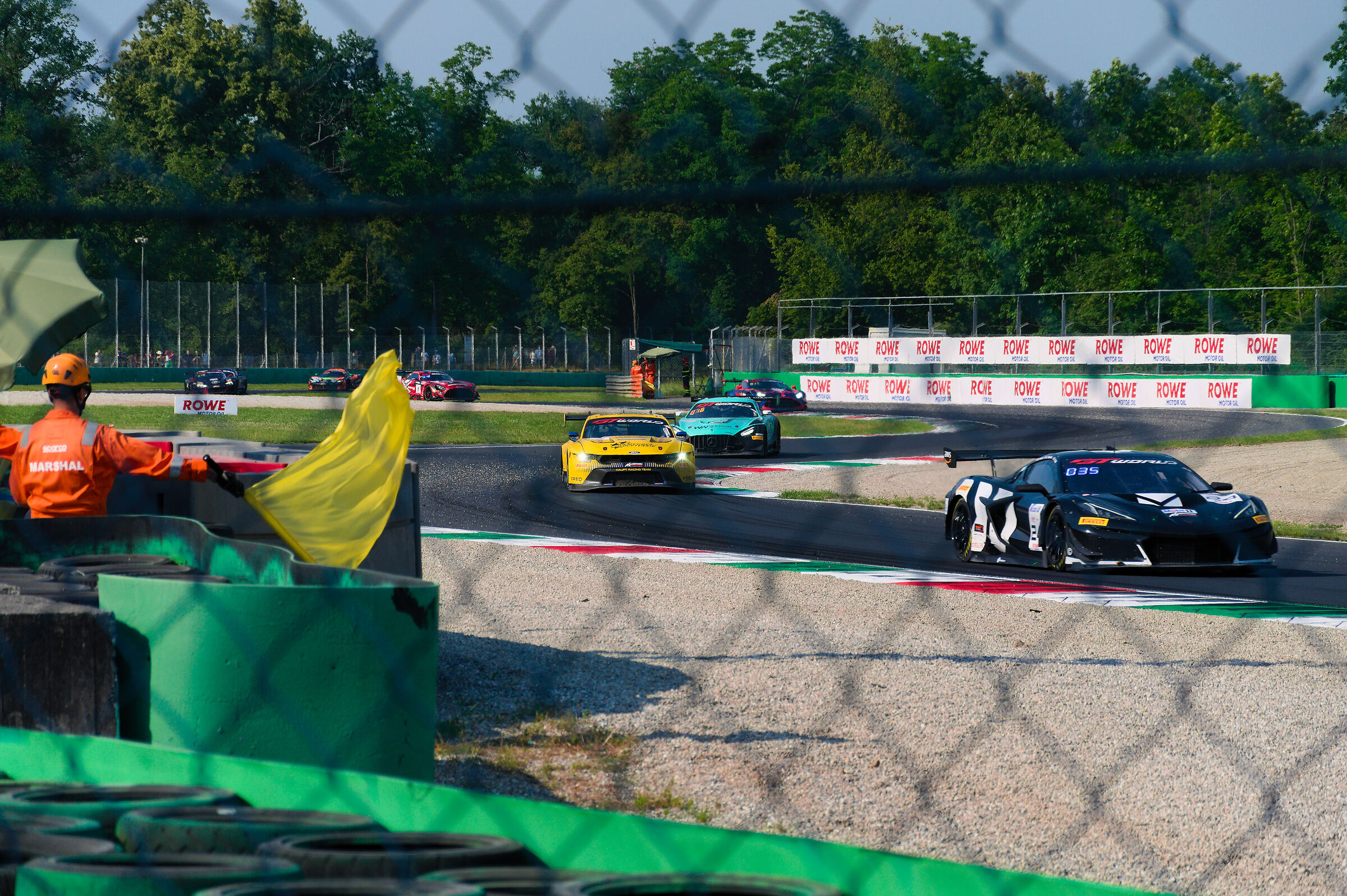 gtwc 2025 Monza - Mustang Gialla con Bandiera Gialla
