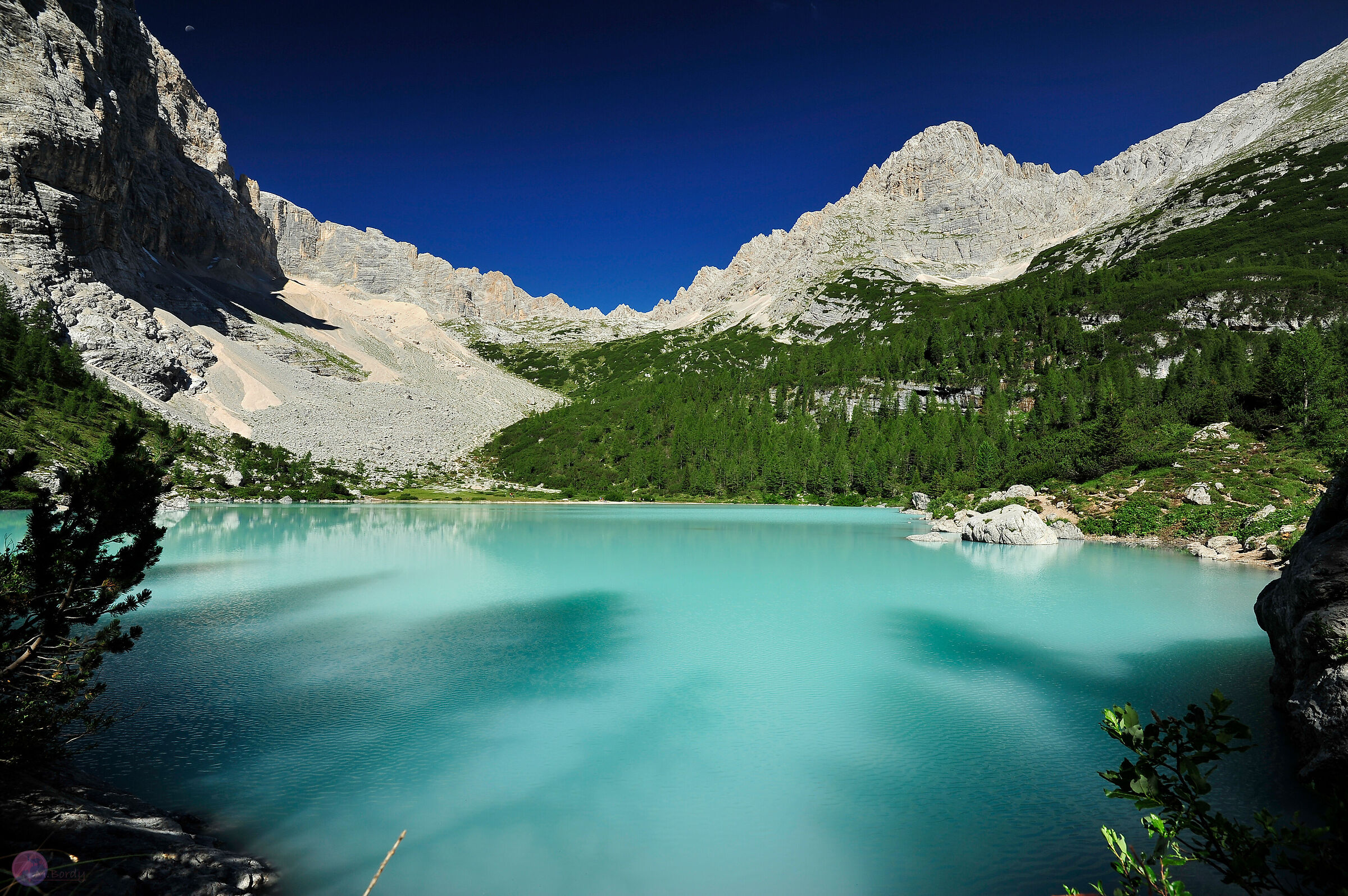 Glimpse of the mint lake