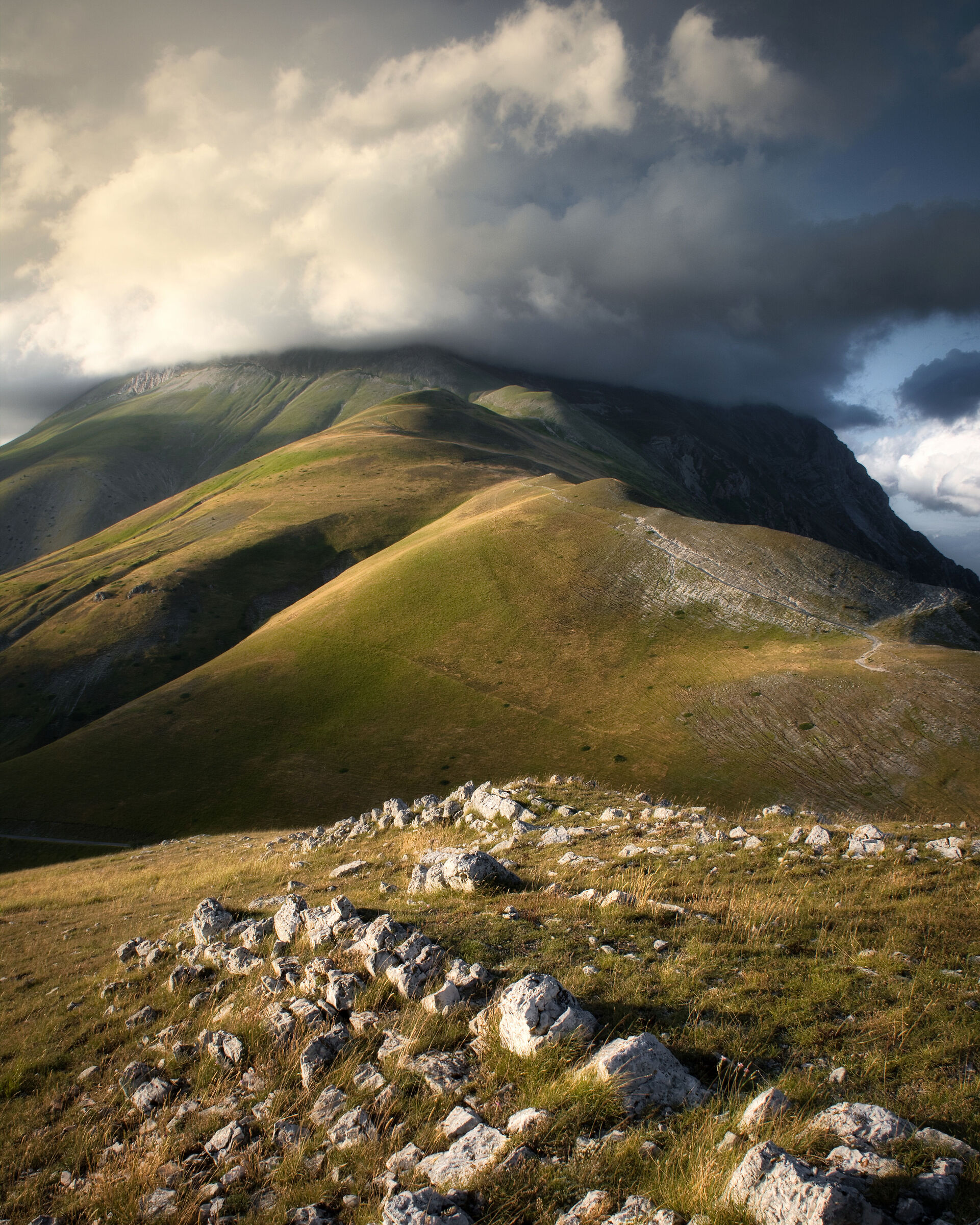 Sibillini - monte Vettore sotto un cappello di nuvole