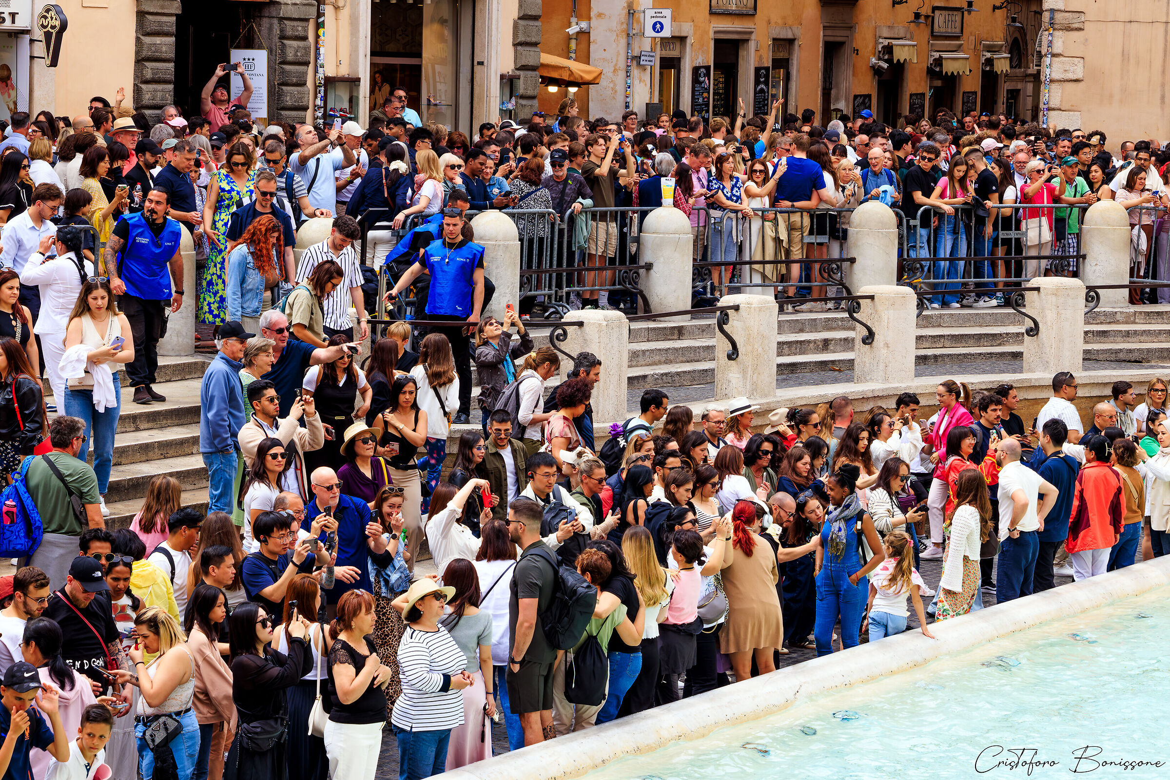 Turisti davanti alla Fontana Di Trevi