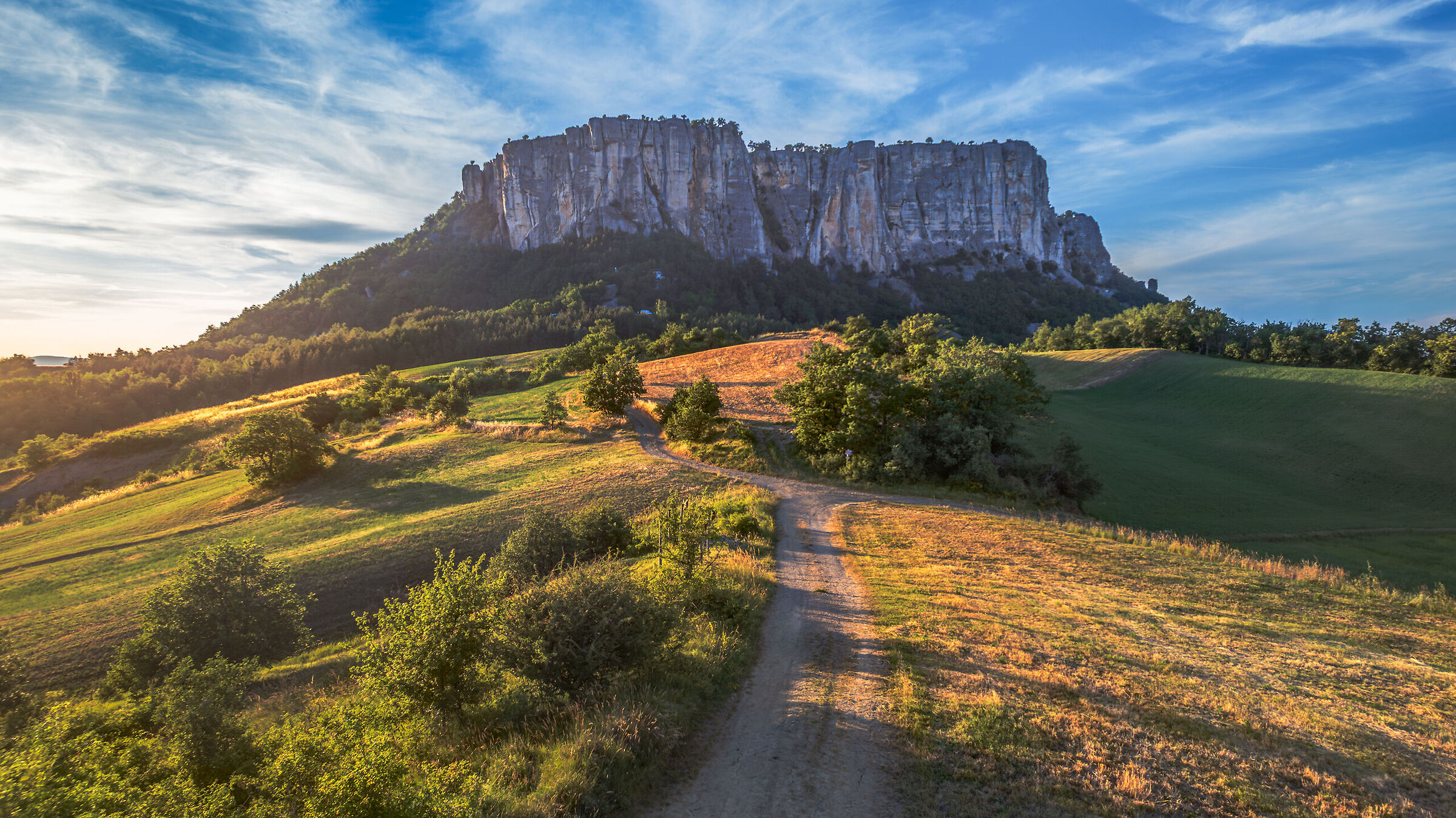The Bismantova Stone at sunset (RE)