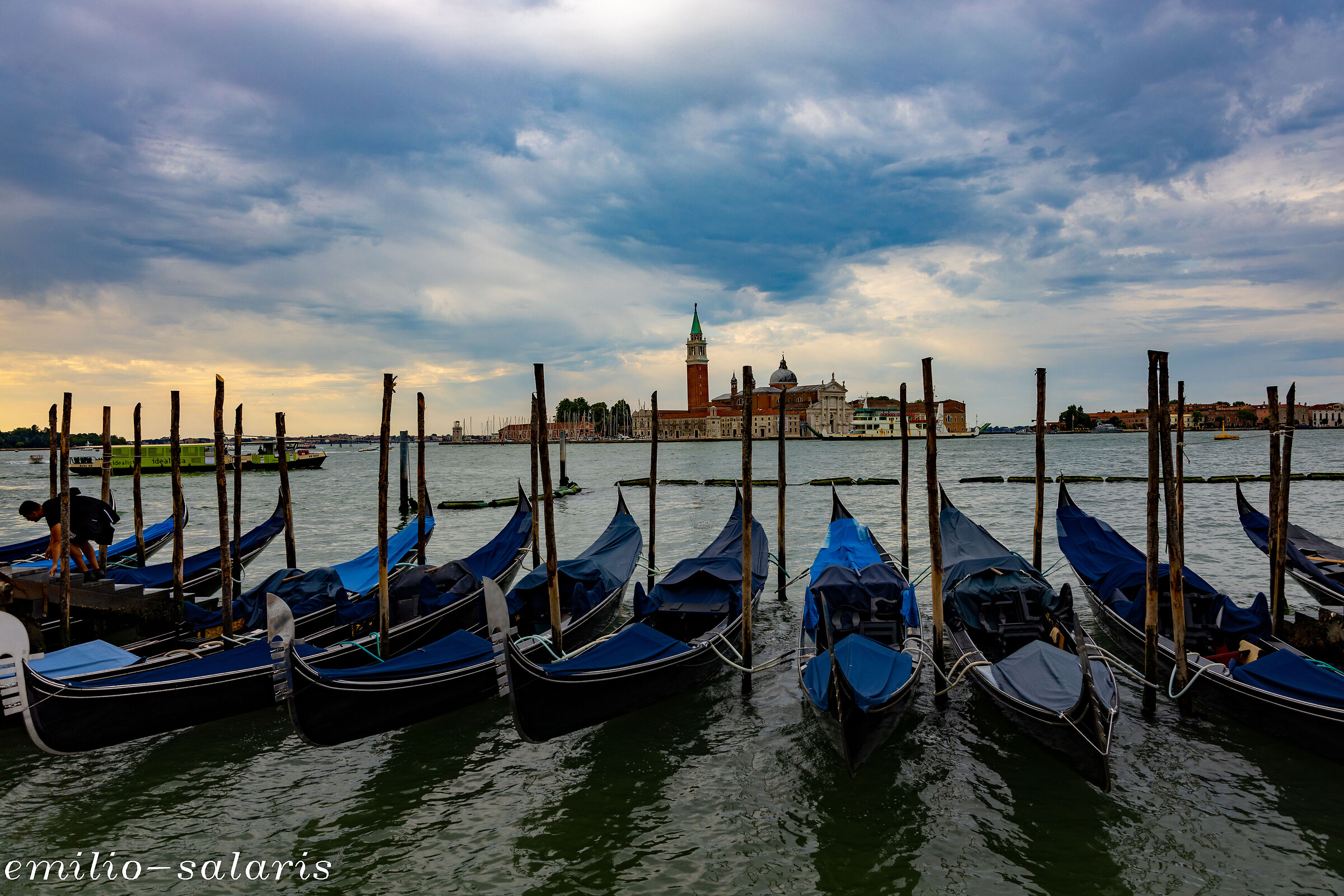 GONDOLAS WITH LAGOON VIEW