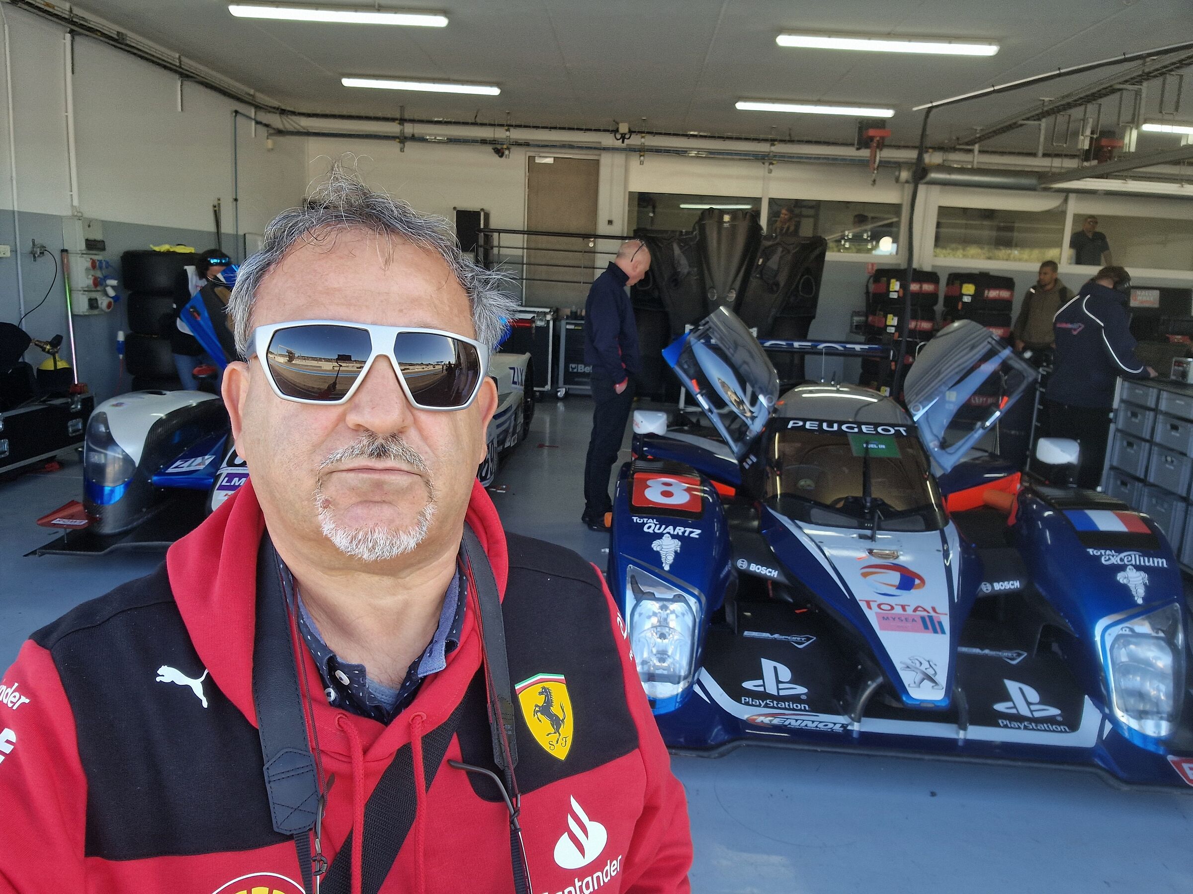 Self-timer photographer in the pits