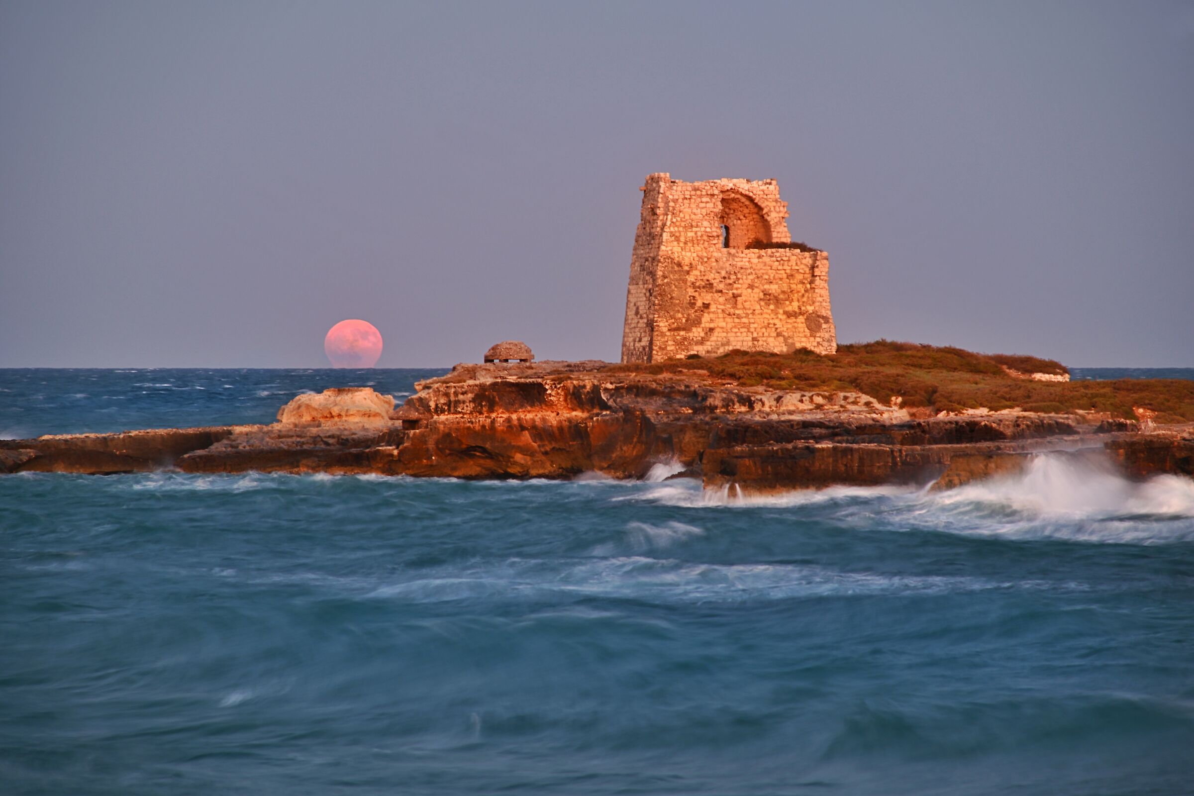 10 luglio 2025 La luna mentre si scolla dall'orizzonte