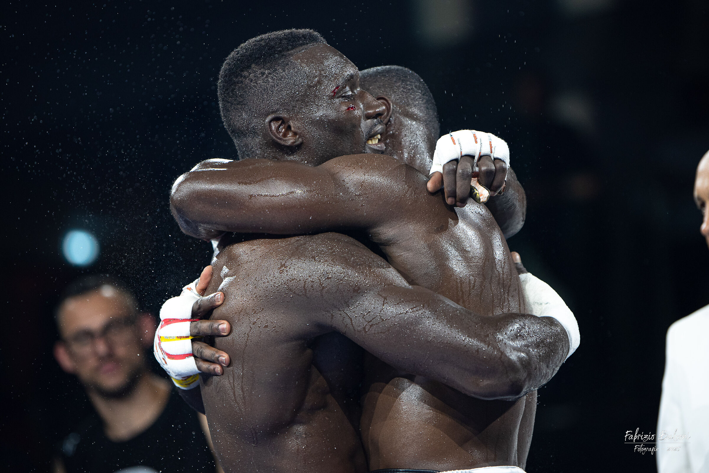 Abbraccio tra sfidanti a fine incontro