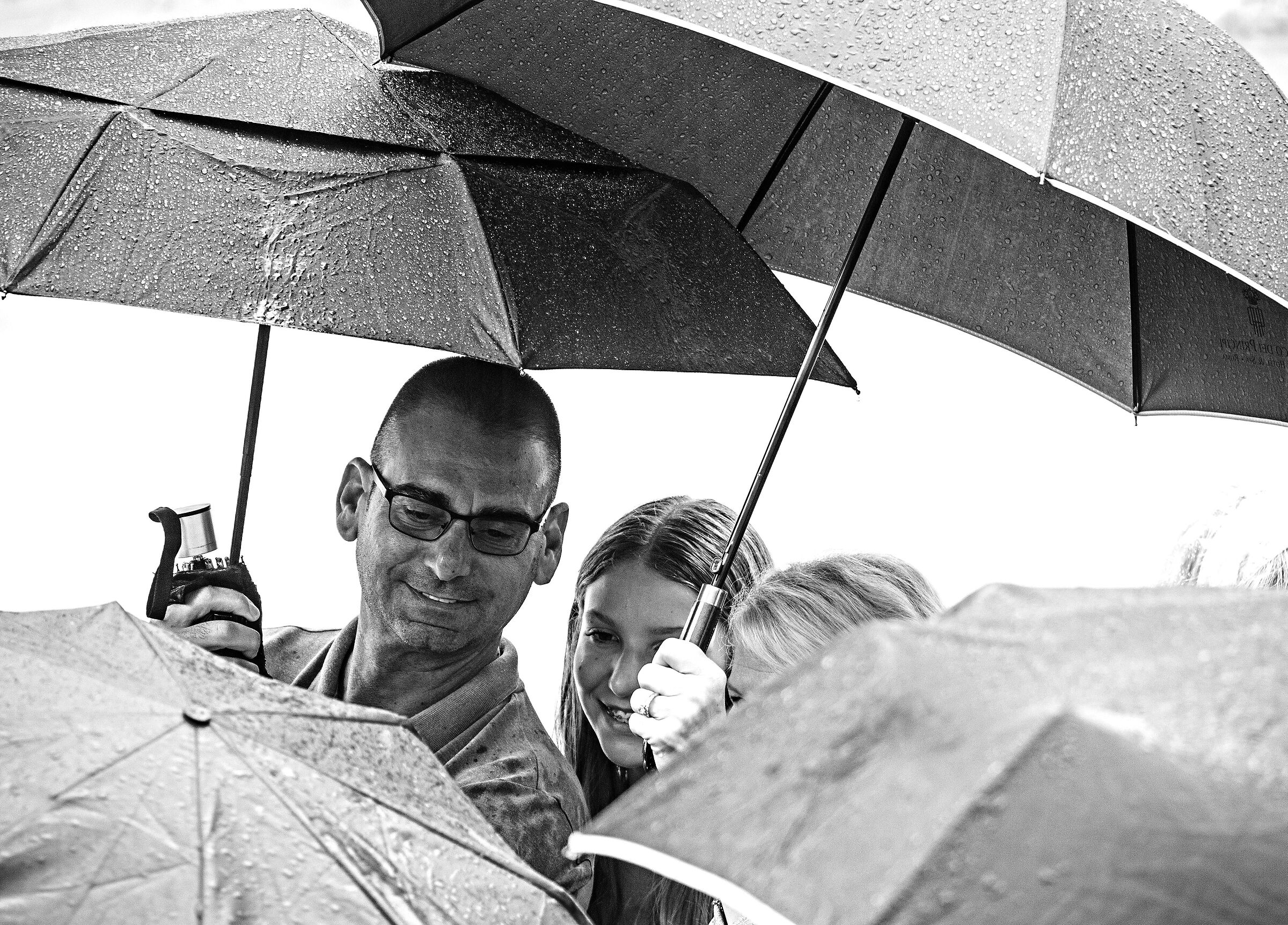 HAPPY INSTANT UNDER UMBRELLA