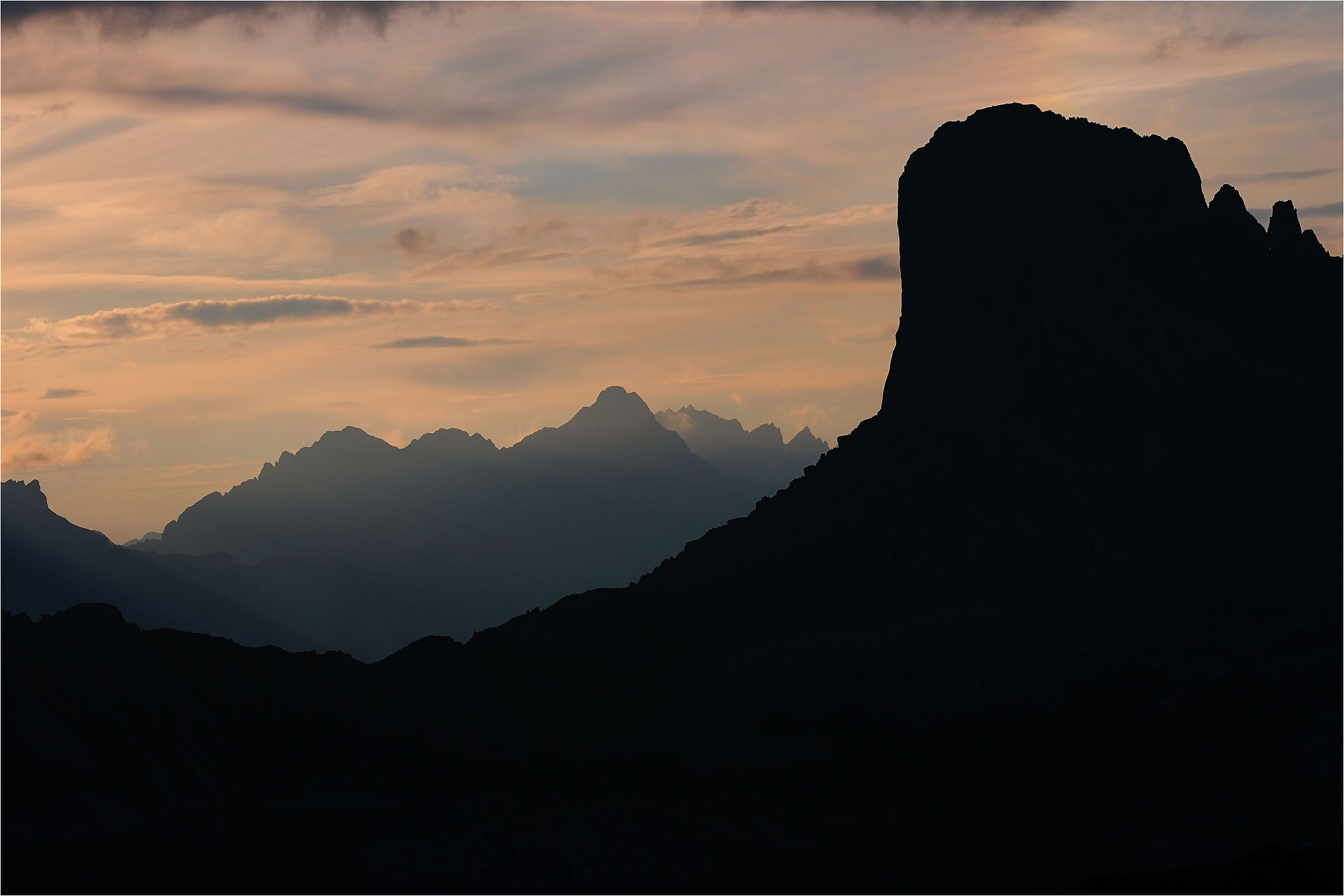 -dietro lo sfondo nero-