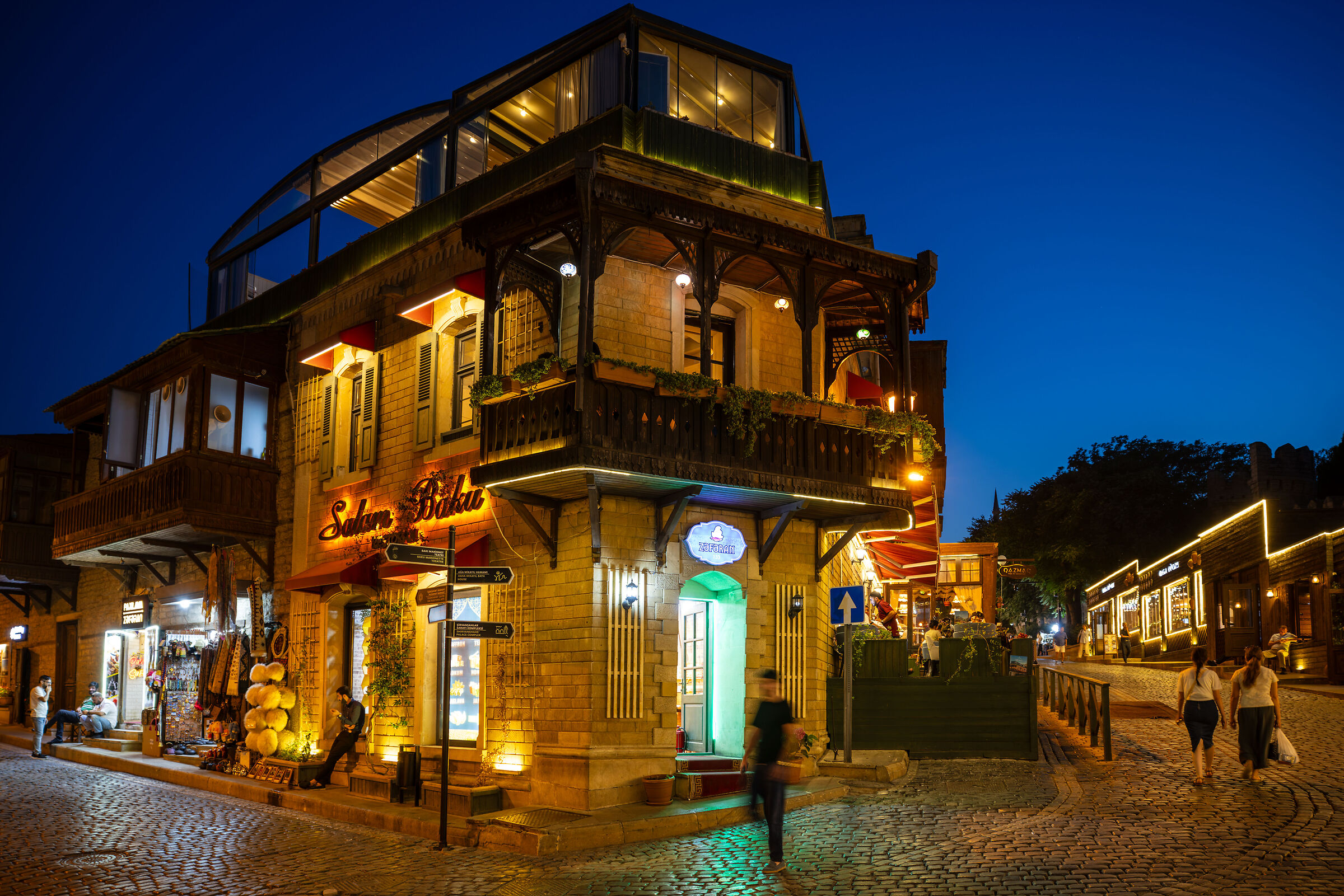 Baku walking in the ancient city