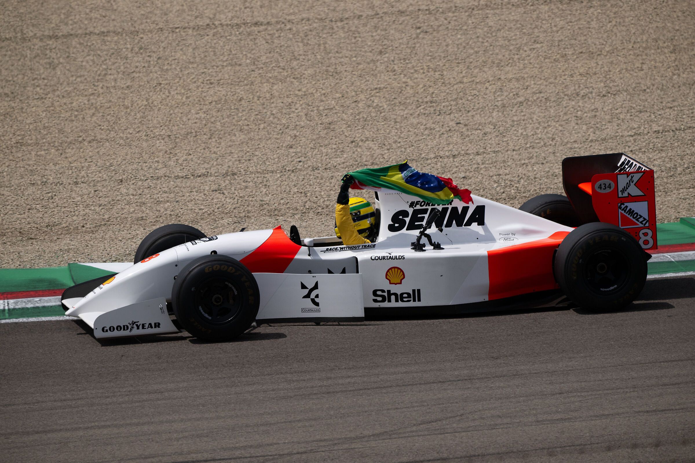 Vettel pays homage to Senna