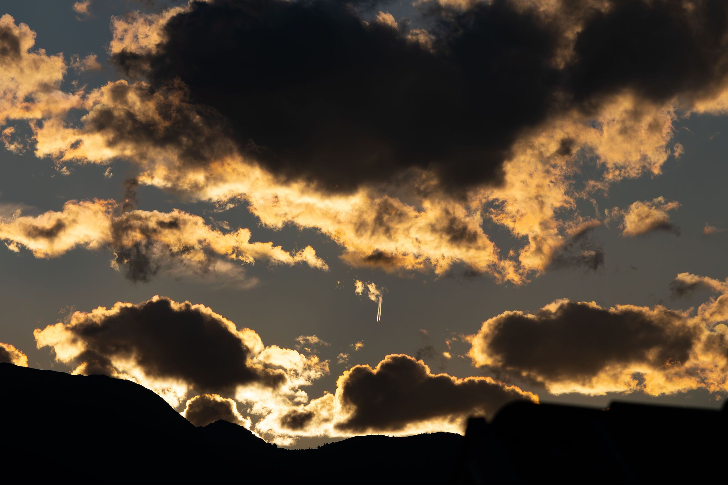 Aereo fra due nuvole al tramonto