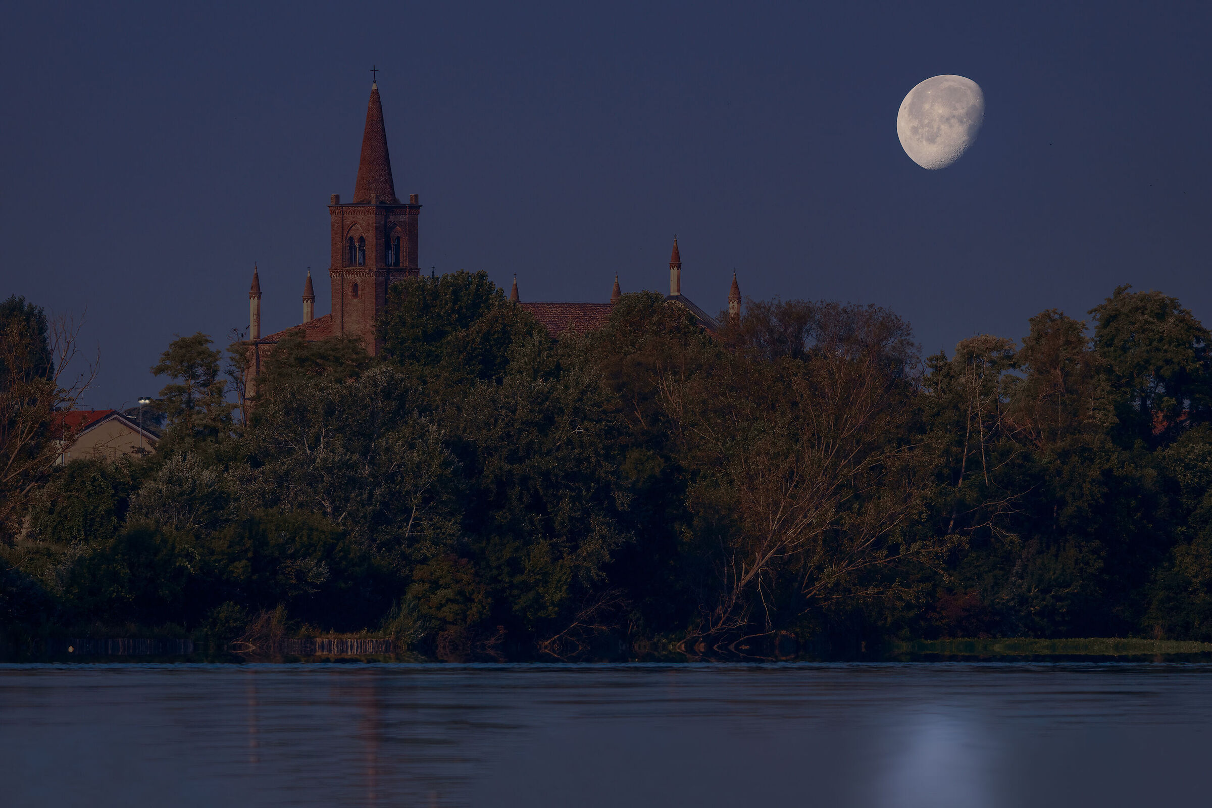 Borgo Angeli (mn) al chiaro di luna