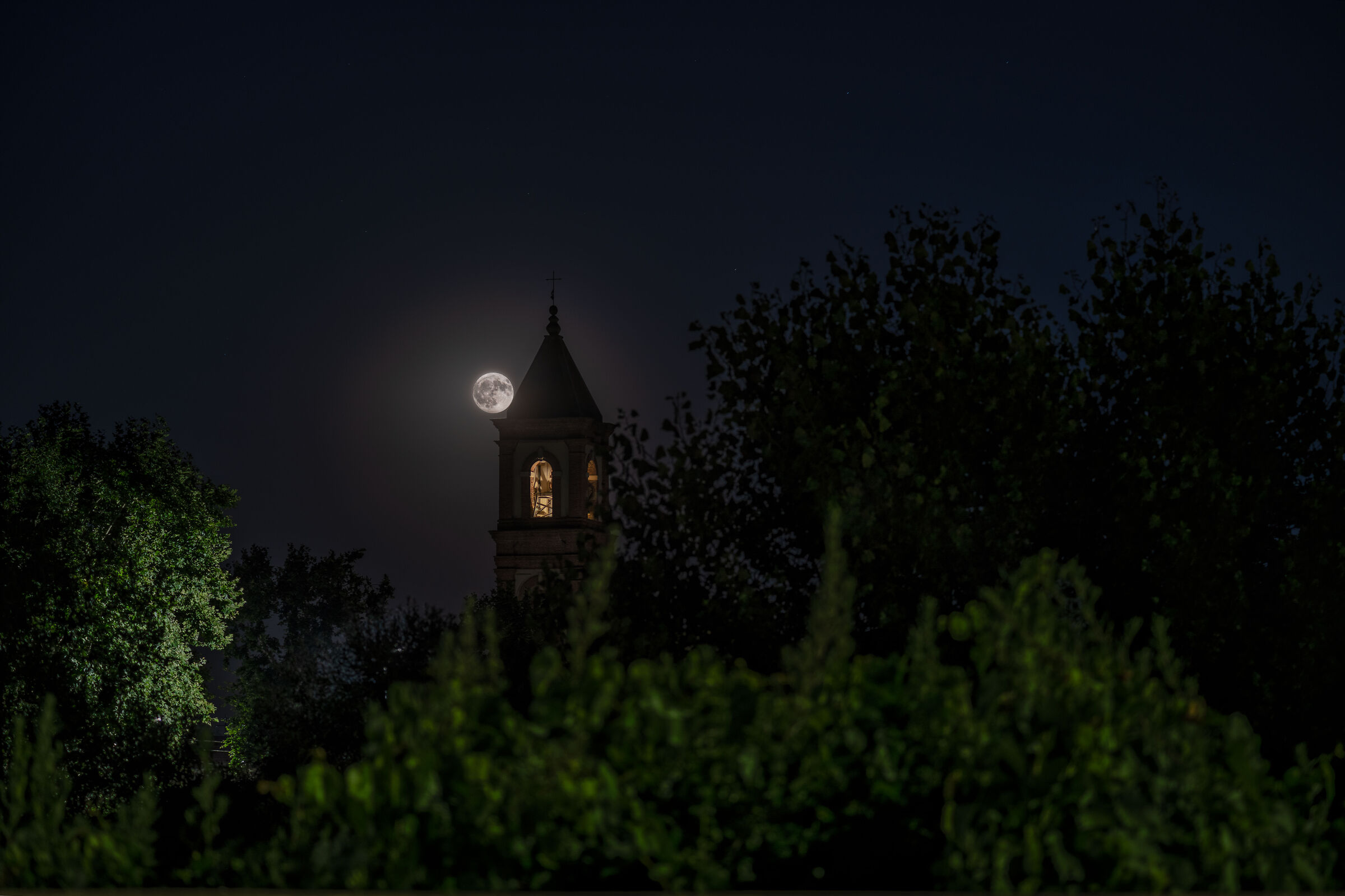 La Luna bacia il campanile