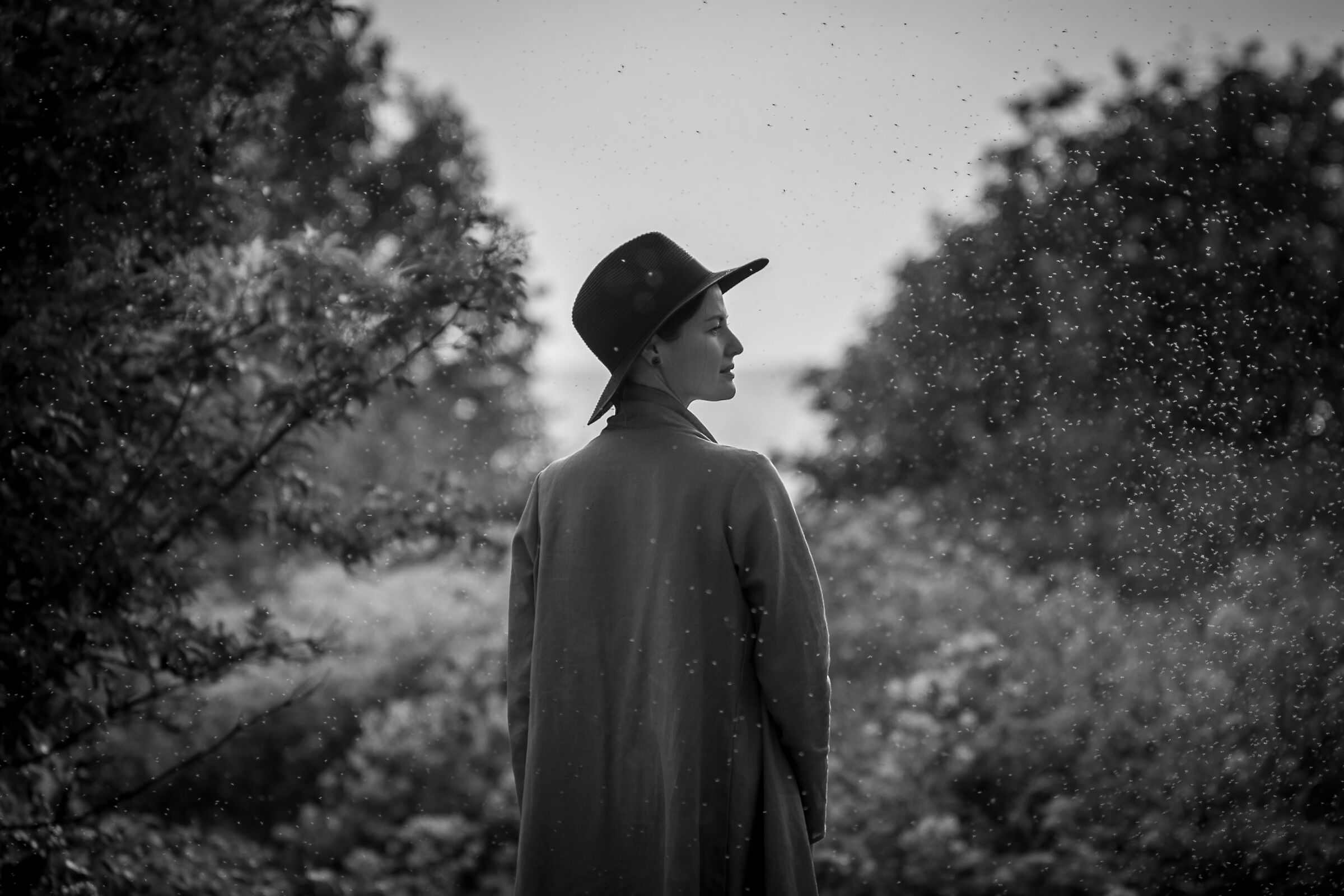 Signora in cappotto e cappello