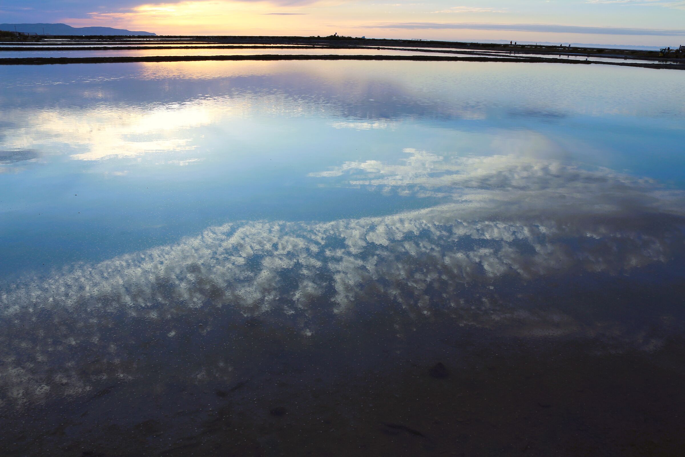 Salt pan mirror
